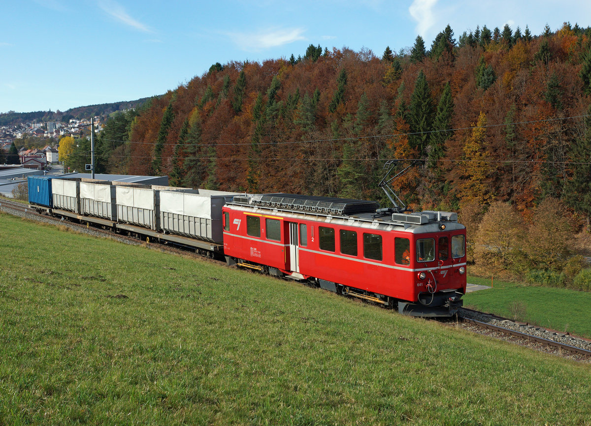 CJ: Im Jura hingegen liess sich dann die Sonne doch noch blicken. Kehrichtzug mit dem Bef 4/4 641, ehemals RhB Chur-Arosa, und drei Kehrichtwagen auf der Fahrt nach Tavannes am 31. Oktober 2016.
Foto: Walter Ruetsch