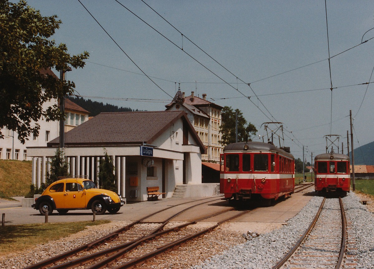 CMN/TRN: An einem schönen Tag im August 1983 wurde die einzige Zugskreuzung des Tages, die damals nur an den Werktagen in La Sagne stattfand, verewigt. Die Triebwagen BDe 4/4 2 und BDe 4/4 3 (1950) im Einsatz auf der Strecke La Chaux-de-Fonds - Les Ponts-de-Martel.
Foto: Walter Ruetsch 