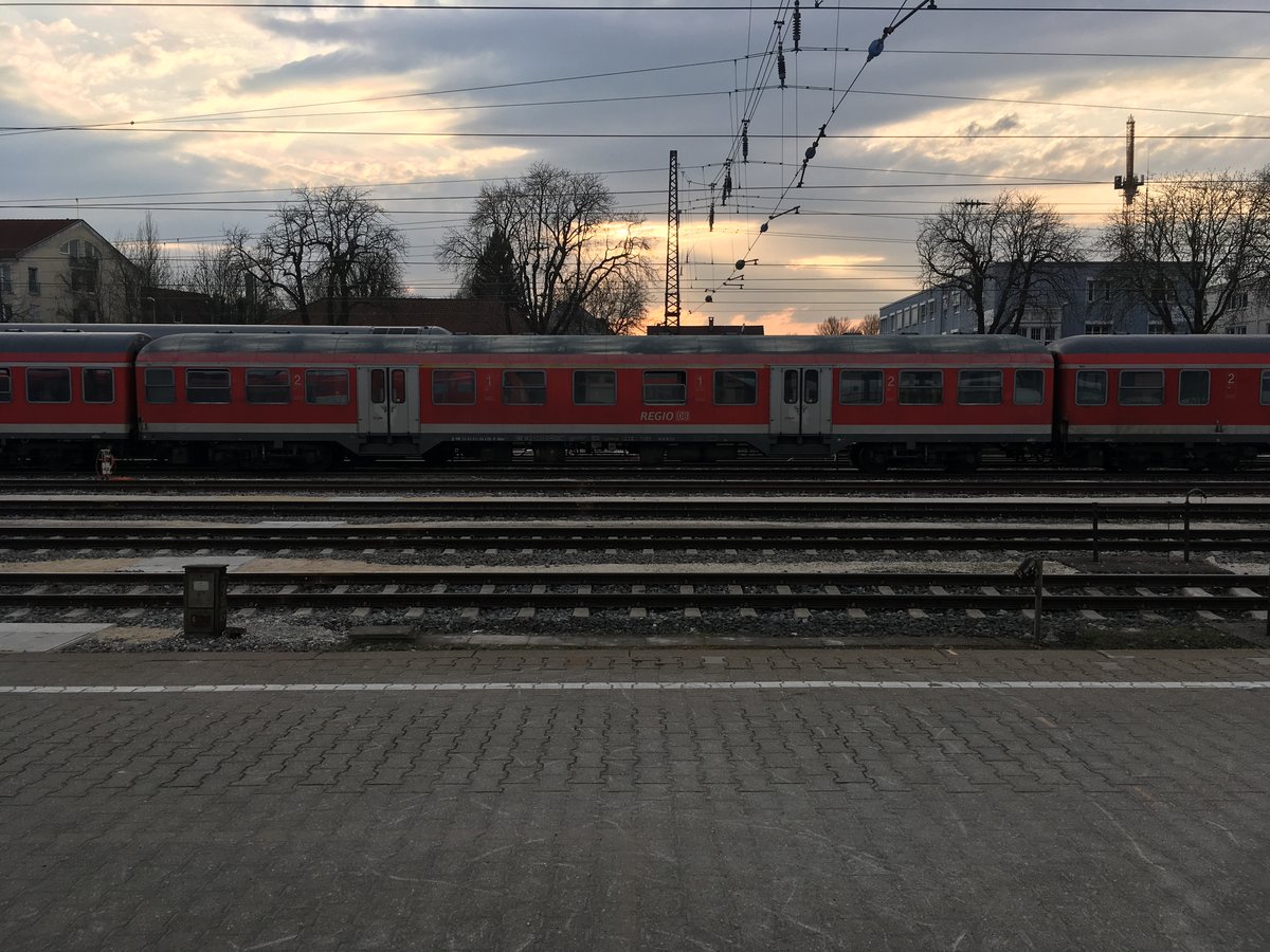 D-DB 50 80 31-34 428 -8 ein ABnrz 417

Dieser Wagen gehört dem Regionalverkehr Baden - Würtemberg Stuttgart und hatte seine letzte HU am 06.02.13 gehabt und dürfte somit rein Fristtechnisch noch einige Jahre in der Region Stuttgart anzutreffen sein.

Als Innenraumdesign weist dieser Wagen das Schleswig - Holstein Design auf.