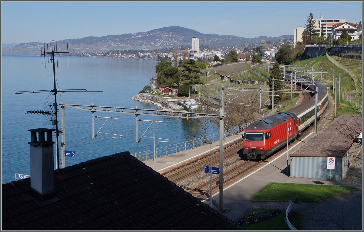 Da das Château de Chillon zur Zeit renoviert wird, bin ich gezwungen, zumindest vorübergehend neue Fotostellen zu suchen: Die SBB Re 460 069-8 fährt mit ihrem IR 1813 bei der Haltestelle Veytaux Chillon durch. 13. April 2015