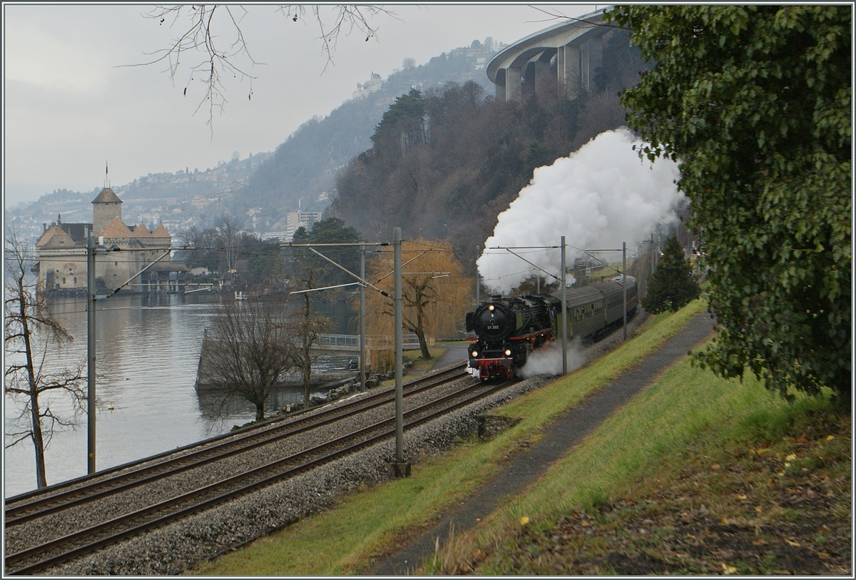 Da Dampfloks nicht nur dampfen sondern auch kräftig rauchen habe ich lieber zu früh abgedrückt, damit auch das Château de Chillon noch zu sehen ist.
16. Jan. 2014
