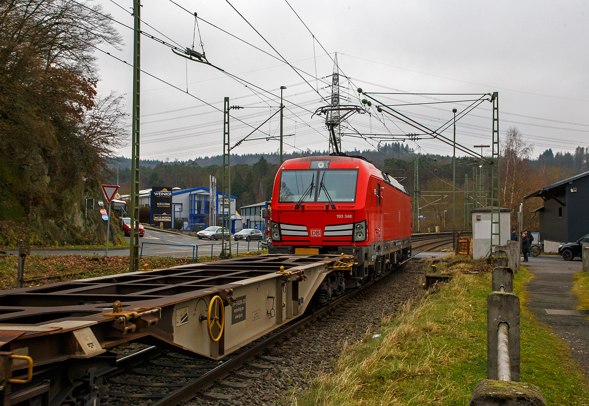 Da der erste Wagon leer war, lohnte auch der Nachschuss...
Die Siemens Vectron MS 193 348-0 (91 80 6193 348-0 D-DB) der DB Cargo AG f�hrt am 15.01.2022 mit einem „HUPAC-Zug“ (KLV/Container-Zug) durch Scheuerfeld (Sieg) in Richtung K�ln.

Sorry den freundlichen Gru� des Lokf�hrers hatte ich Vorort nicht gesehen, den ich aber hiermit gerne erwidern m�chte.

Die Vectron MS wurde 2018 von Siemens in M�nchen unter der Fabriknummer 22427 gebaut und an die DB Cargo geliefert.  Diese Vectron Lokomotive ist als MS – Lokomotive (Multisystem-Variante) mit 6.400 kW konzipiert und zugelassen f�r Deutschland, �sterreich, Schweiz, Italien und die Niederlande (D/A/CH/I/NL), sie hat eine H�chstgeschwindigkeit von 200 km/h. So ist es m�glich ohne Lokwechsel vom Mittelmeer die Nordseeh�fen Rotterdam oder Hamburg an zu fahren.

Die Vectron MS hat folgende Leistungen:
Unter 15kV, 16,7Hz und 25kV, 50Hz Wechselstrom mit 6.400kW;
unter 3kV Gleichstrom mit 6.000kW sowie
unter 1,5kV Gleichstrom 3.500kW
