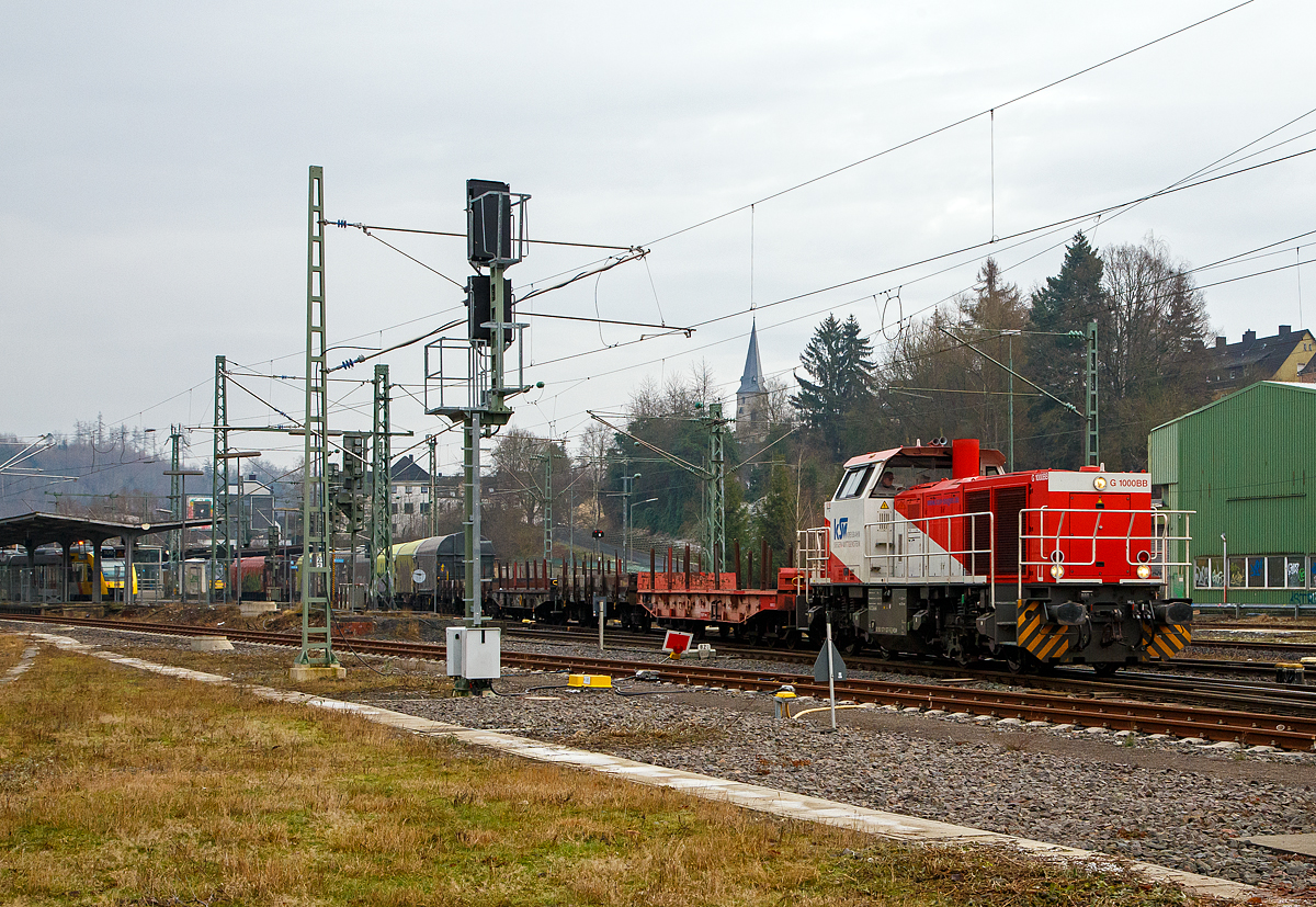 Da fahre ich nach Betzdorf (Sieg) um vielleicht noch vor Weihnachten einen G�terzug vor die Linse zu bekommen, und wo kommt der einzige den ich vor die Linse bekomme her, aus Herdorf. 
Die KSW 47 (92 80 1271 027-5 D-KSW), ex D 2 der HFM, eine Vossloh G 1000 BB der KSW (Kreisbahn Siegen-Wittgenstein), erreicht am 23.12.2021, mit einem aus Herdorf kommenden �bergabeg�terzug, Betzdorf (Sieg) und stellt ihn im Rbf ab.