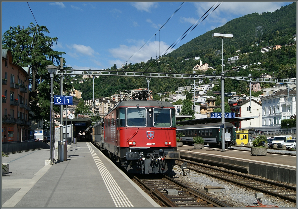 Da ich eher selten in der Region Zürich bin, konnte ich meine  erste Re 4/4 II LION  erst jetzt fotografieren. Die Re 420 220 wartet mit ihrem IR 2422 nach Zürich in Locarno auf die Abfahrt. 
21. Juni 2015