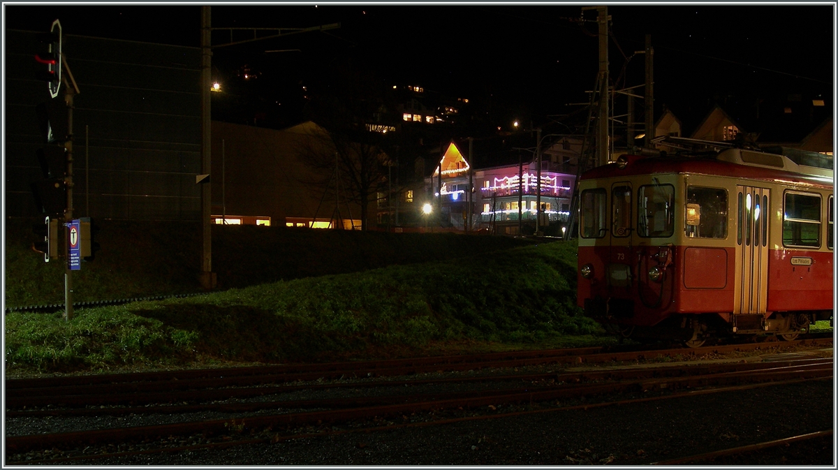 Da kam die  Kleine Knipse  ganz klar an ihre Grenze; Weihnachtlicher Lichterglanz und BDeh 2/4 74 in Blonay. 
17. Dez. 2015