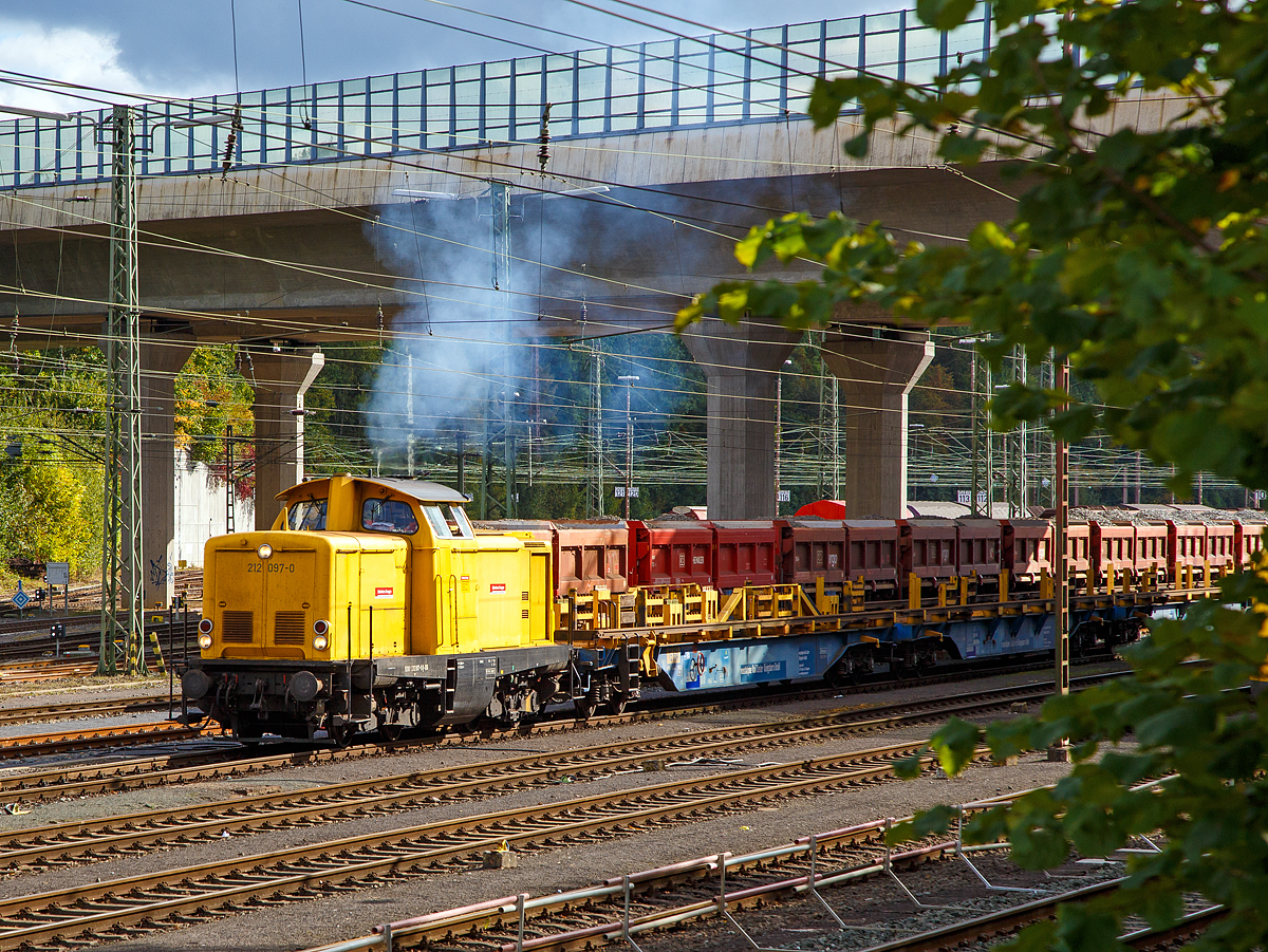 
Da war ich gerade noch schnell genug um sie zu erwischen...
Die 212 097-0  (92 80 1212 097-0 D-DBG) der DB Bahnbau Gruppe GmbH, ex DB V 100 2097, fährt mit ihrem nun leeren Langschienentransport-Zug am 09.010.2016 von Kreuztal in Richtung Hagen los.  

Die V 100.20 wurde 1964 von MaK in Kiel unter der Fabriknummer 1000233 gebaut.