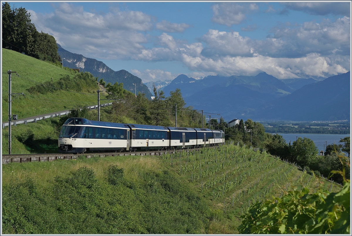 Damals noch die Ausnahme, heute Alltag: Die MOB Züge Montreux -Zweisimmen verkehren nun als Pendelzug, die prächtigen Expresszüge sind zumindest für den Moment Geschichte, sie werden vielleicht als Spurwechselzüge ab Ende 2022 das Betriebsgeschehen wieder etwas bereichern. 

Eine MOB ist mit einem Panoramic Express kurz nach Planchamp unterwegs. 

29. Juni 2020