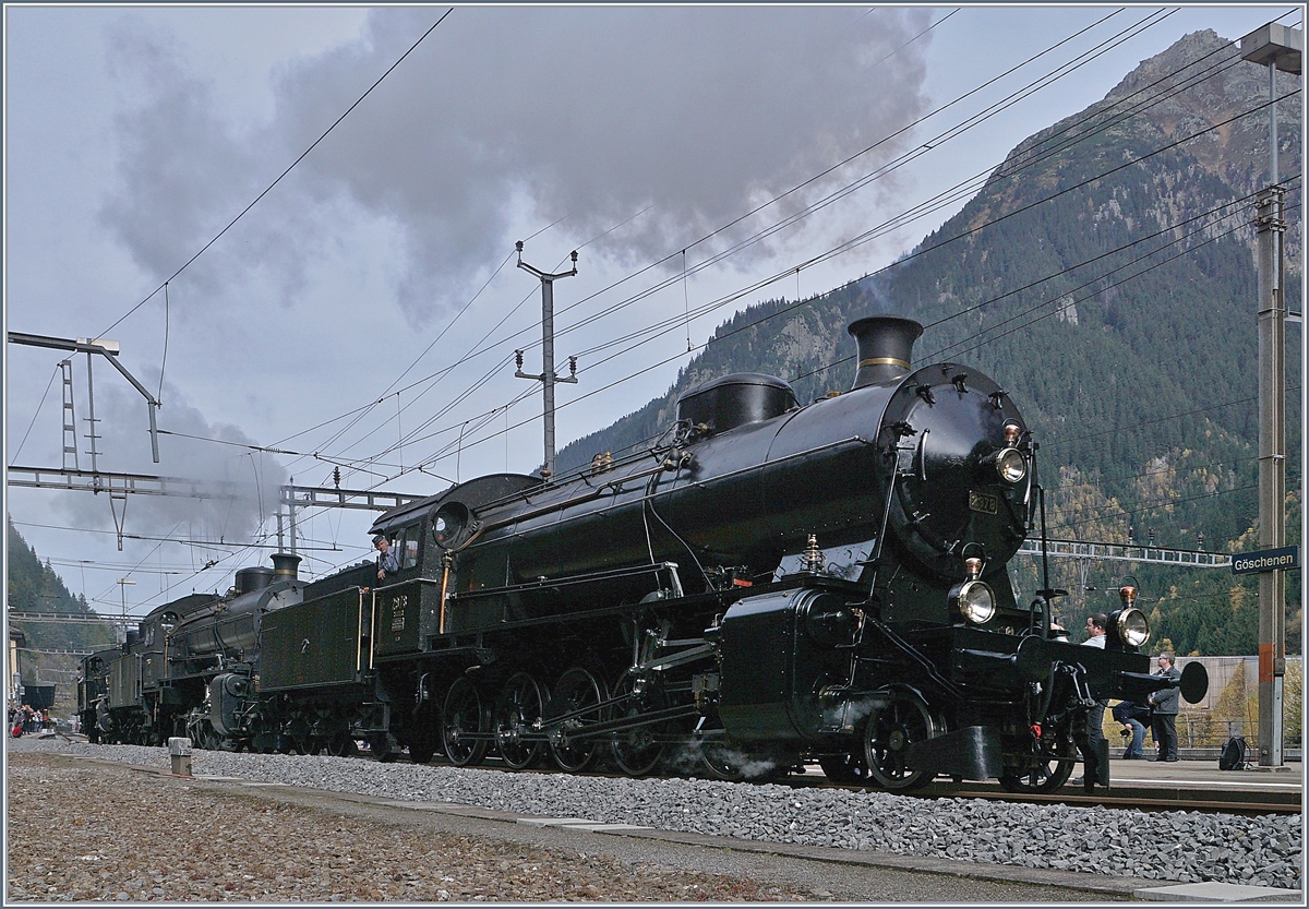 Dampf und Rauch am Gotthard vom Feinsten: C 5/6 N° 2978 und N° 2969 sowie die B 3/4 1367 beim Manövrieren.
21. Okt. 2017
