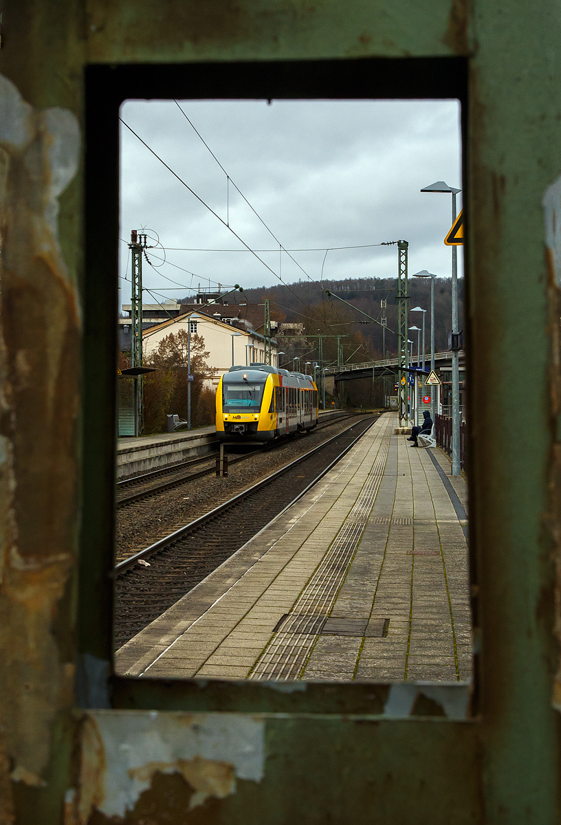 Das Bild gleich Vorort gerahmt....
Der VT 260 (95 80 0648 160-9 D-HEB / 95 80 0648 660-8 D-HEB), ein Alstom Coradia LINT 41 der HLB (Hessische Landesbahn), hat am 03.12.2021, als RB 93 Rothaarbahn (Bad Berleburg - Kreuztal - Siegen Hbf - Betzdorf), den Bahnhof Kirchen an der Sieg erreicht.