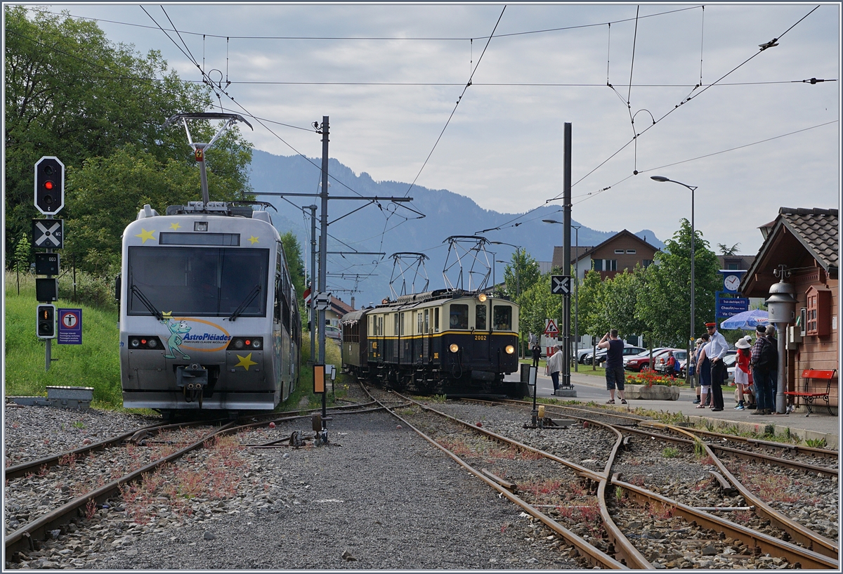 Das Blonay-Chamby Pfingstfestival begann erfreulich: Der MOB Gepäcktriebwagen FZe 6/6 2002 von 1932 brachten den ersten Zug nach Blonay.
