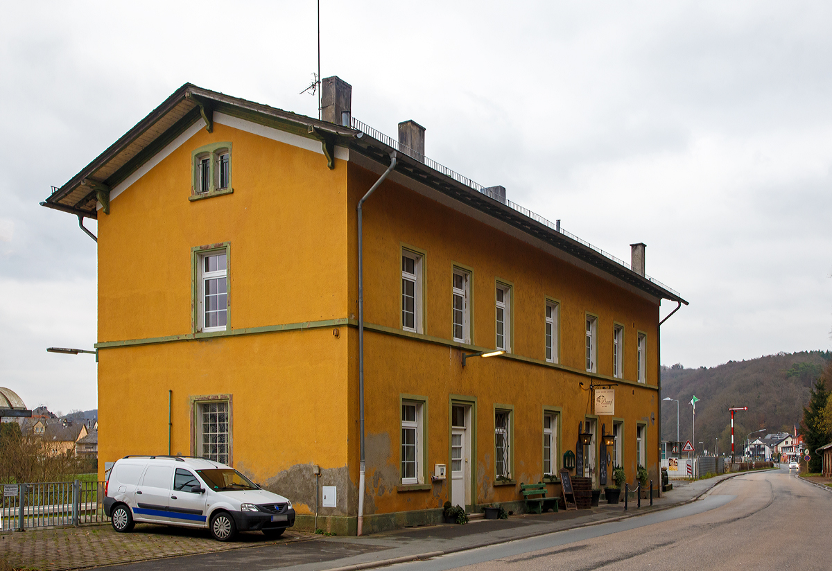 
Das ehem. Empfangsgebäude vom Bahnhof Aumenau von der Straßenseite am 13.01.2018. 
Der Bahnhof Aumenau liegt bei km 35,0 an der Lahntalbahn (KBS 625). Er befindet sich gegenüber der Ortschaft Aumenau am Ufer der Lahn. 