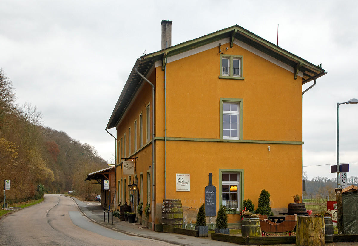 
Das ehem. Empfangsgebäude vom Bahnhof Aumenau von der Straßenseite am 13.01.2018. 
Der Bahnhof Aumenau liegt bei km 35,0 an der Lahntalbahn (KBS 625). Er befindet sich gegenüber der Ortschaft Aumenau am Ufer der Lahn. 