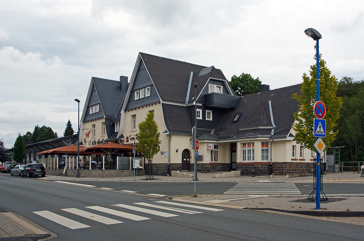 
Das ehemalige Empfangsgebäude vom Bahnhof Bad Berleburg (das Gebäude selbst ist heute privat), es ist die Endstation der 1911 eröffneten  Rothaarbahn  (KBS 443), hier am 10.08.2014. 

In dem Gebäude ist heute ein Restaurant hier leckere und reichhaltige Speisen, auch die Terasse eignet sich bestens zum Verweilen bei einem Kaffee.
