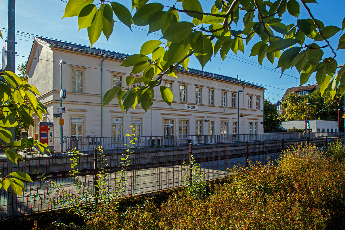 Das ehemalige Empfangsgebäude vom Bahnhof Kirchen an der Sieg am 09.10.2022 von der Gleisseite.

Der Bahnhof liegt an Strecken-km 120,7 der Siegstrecke (KBS 460) und war zudem früher Ausgangspunkt (km 0,0) der ehemaligen Asdorftalbahn (Bahnstrecke Kirchen - Freudenberg).