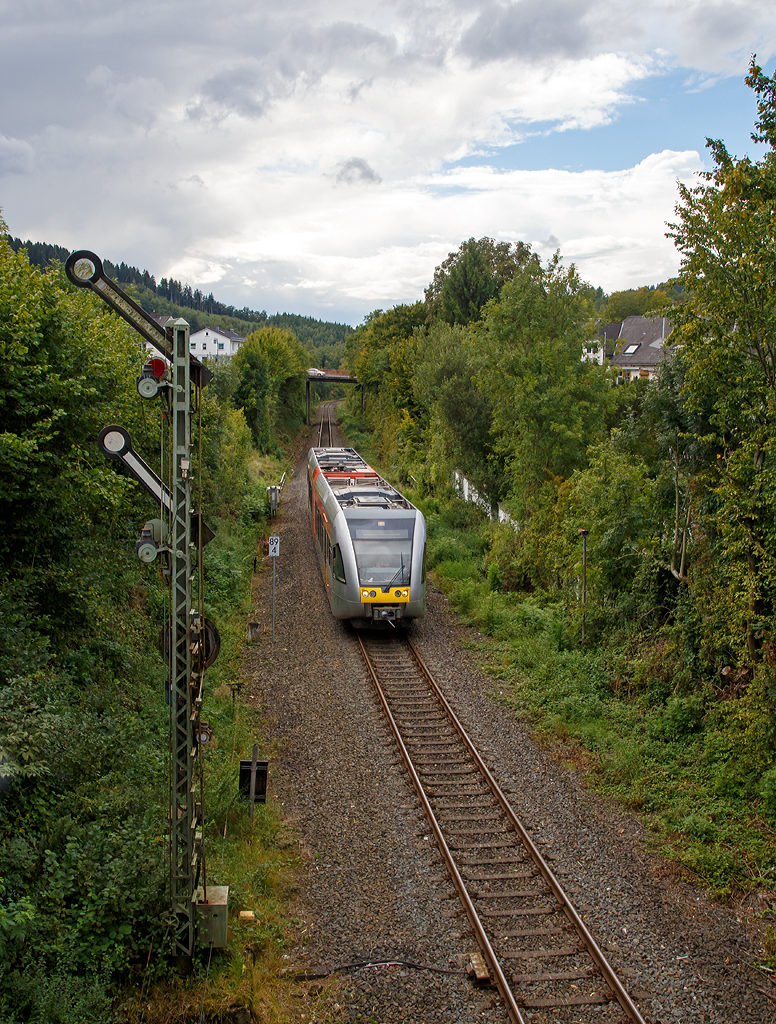 
Das Einfahrtsignal zeigt Hp 2 (Fahrt mit Geschwindigkeitsbeschränkung), und ein Stadler GTW 2/6 der Hellertalbahn erreicht gleich (am 14.09.2015), als RB 96  Hellertalbahn  Betzdorf/Sieg - Herdorf - Neunkirchen  (Umlauf HTB90423), den Bahnhof Herdorf.