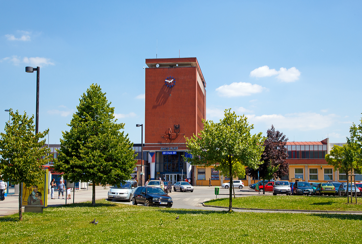 
Das Empfangsgeb�ude vom Bahnhof Cheb (Eger) am 01.07.2015, von der Stra�enseite. Das Geb�ude wurde in den 1970er Jahren neu gebaut.