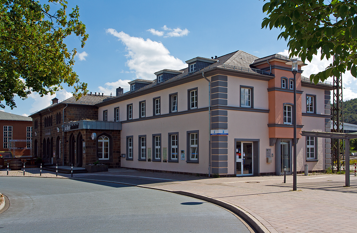 
Das Empfangsgebäude vom Bahnhof Kreuztal am 12.07.2014. 
Der Bahnhof liegt an km 96,1 der Ruhr-Sieg-Strecke (KBS 440) und hier beginnt die Rothaarbahn (KBS 443) bzw. die Bahnstrecke Kreuztal–Cölbe.