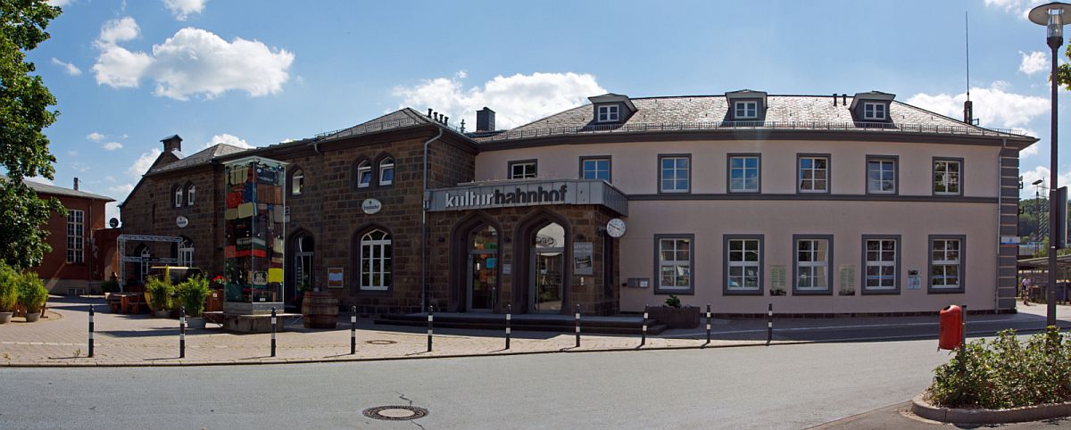 
Das Empfangsgebäude vom Bahnhof Kreuztal am 12.07.2014. Der Bahnhof liegt an km 96,1 der Ruhr-Sieg-Strecke (KBS 440) und hier beginnt die Rothaarbahn (KBS 443) bzw. die Bahnstrecke Kreuztal–Cölbe
