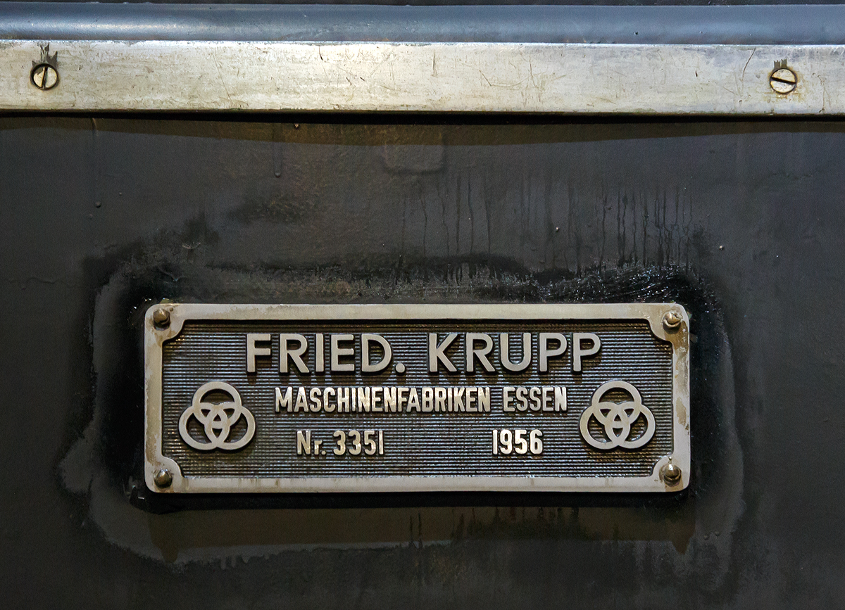 
Das Fabrikschild der DB 10 001 am 27.03.2016 Deutschen Dampflokomotiv-Museum in Neuenmarkt-Wirsberg. Es befindet sich �ber dem mittleren Treibrad.
