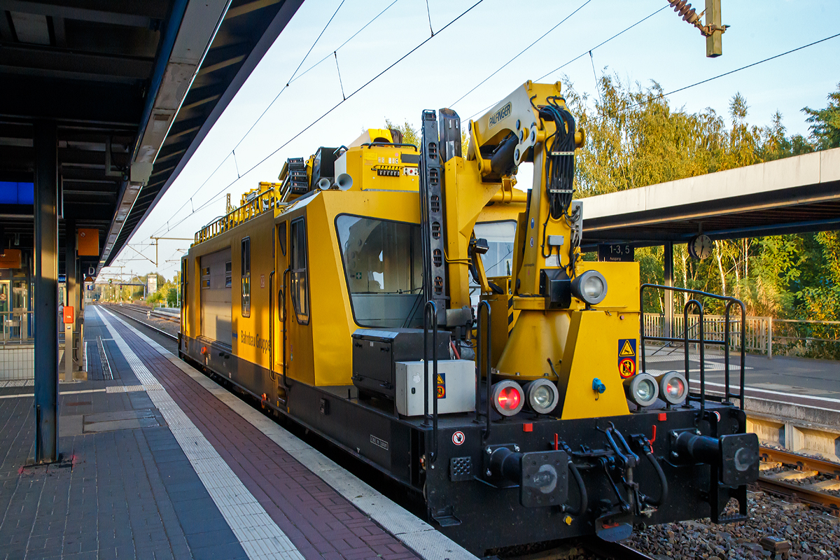 
Das Oberleitungsmontagefahrzeug (OMF 1), Schweres Nebenfahrzeug Nr. 97 99 10 103 17-0, der DB Bahnbau Gruppe, fährt am 19.09.2018 durch den Hauptbahnhof Brandenburg an der Havel in Richtung Berlin,

Das Unternehmen Gleisbaumechanik Brandenburg stellte dieses Oberleitungs-Montagefahrzeug auf der Hannover Messe 1997 unter der Bezeichnung „OMF 1“ vor. Drei der Fahrzeuge wurden für die Deutsche Bahn gefertigt, die sie unter der Baureihe 706 einreihen wollte. Bei der Abnahme erhielten sie jedoch die Nebenfahrzeugnummern 97 99 10 101–103.

Der Fahrzeugrahmen ist aus Quer- und Längsträgern zusammengeschweißt, wobei die Längsträger für Pufferstöße von bis zu 1.500 kN ausgelegt sind. Das Fahrzeug ruht auf zwei Drehgestellen vom Typ „GPH200“ mit je zwei Achsen. Das eine der beiden Drehgestelle ist angetrieben, das andere ist nur ein Laufdrehgestell. Neben Zug- und Stoßeinrichtungen der Regelbauart besitzt das OMF 1 auch Kupplungen und Bremsanschlüsse für das Mitführen von Anhängern in Nebenfahrzeug-Bauart. Der Wagenkasten besitzt eine Außenhaut aus Stahlblech.

Das OMF 1 besitzt an beiden Enden Führerstände, die eigene Außentüren besitzen. An einem Ende des Fahrzeugs ist vor dem Führerstand ein Drehkran auf einer Plattform installiert. Hinter diesem Führerstand folgt ein Sozialraum, in dem sich auch der Zugang zum Dach befindet. Den Rest des Fahrzeugaufbaus nimmt der Laderaum mit kleinem Werkstattbereich ein, der auf beiden Seiten durch 5 Meter breite Ladeöffnungen mit Rolltoren verfügt. Auf dem Dach befinden sich ein Messstromabnehmer, ein Hubsteiger mit Arbeitsbühne sowie eine Anhebevorrichtung für die Oberleitung.

Antrieb:
Das Fahrzeug verfügt über zwei verschiedene Motoren. Bei der Streckenfahrt ist ein MAN-Zehnzylinder-Dieselmotor des Typs „D 2840 LF20“ mit einer Leistung von 441 kW bei 1.900 U/min im Einsatz. Für Arbeitsfahrten mit bis zu 5 km/h ist zusätzlich ein hydrostatischer Antrieb eingebaut worden, dieser wird von einem MAN-Vierzylinder-Dieselmotor des Typs „D 0824 LFL 06“ mit einer Leistung von 89 kW bei 1.500 U/min angetrieben. Dieser Motor dient auch der Versorgung von Hydraulikaggregaten für Hubbühne und Kran sowie des Luftpressers.

TECHNISCHE DATEN:
Nummerierung: 	97 99 10 101–103
Gebaute Anzahl:  3
Baujahre: 	1997–1998
Spurweite: 	1435 mm (Normalspur)
Achsformel:  B'2'
Länge über Puffer:  18.700 mm
Höhe: 4.300 mm
Breite: 3.100 mm
Drehzapfenabstand: 	11.200 mm
Achsabstand im Drehgestell:  2.600 mm
Dienstgewicht: 	68,0 t
Höchstgeschwindigkeit: 120 km/h
Installierte Leistung: 	441 kW (89 kW bei Arbeitsfahrt)
Treib- und Laufraddurchmesser: 	920 mm (neu)
Leistungsübertragung:  hydrodynamisch
Tankinhalt:  680 l
Kupplungstyp: Schraubenkupplung und Lkw-Kupplung
Nutzlast: 5 t
Zul. Anhängelast: 80 t (an Nebenfahrzeug Kuppelung 40 t)
Zur Mitfahrt zugel. Personen: 5
Streckenklasse: B1
