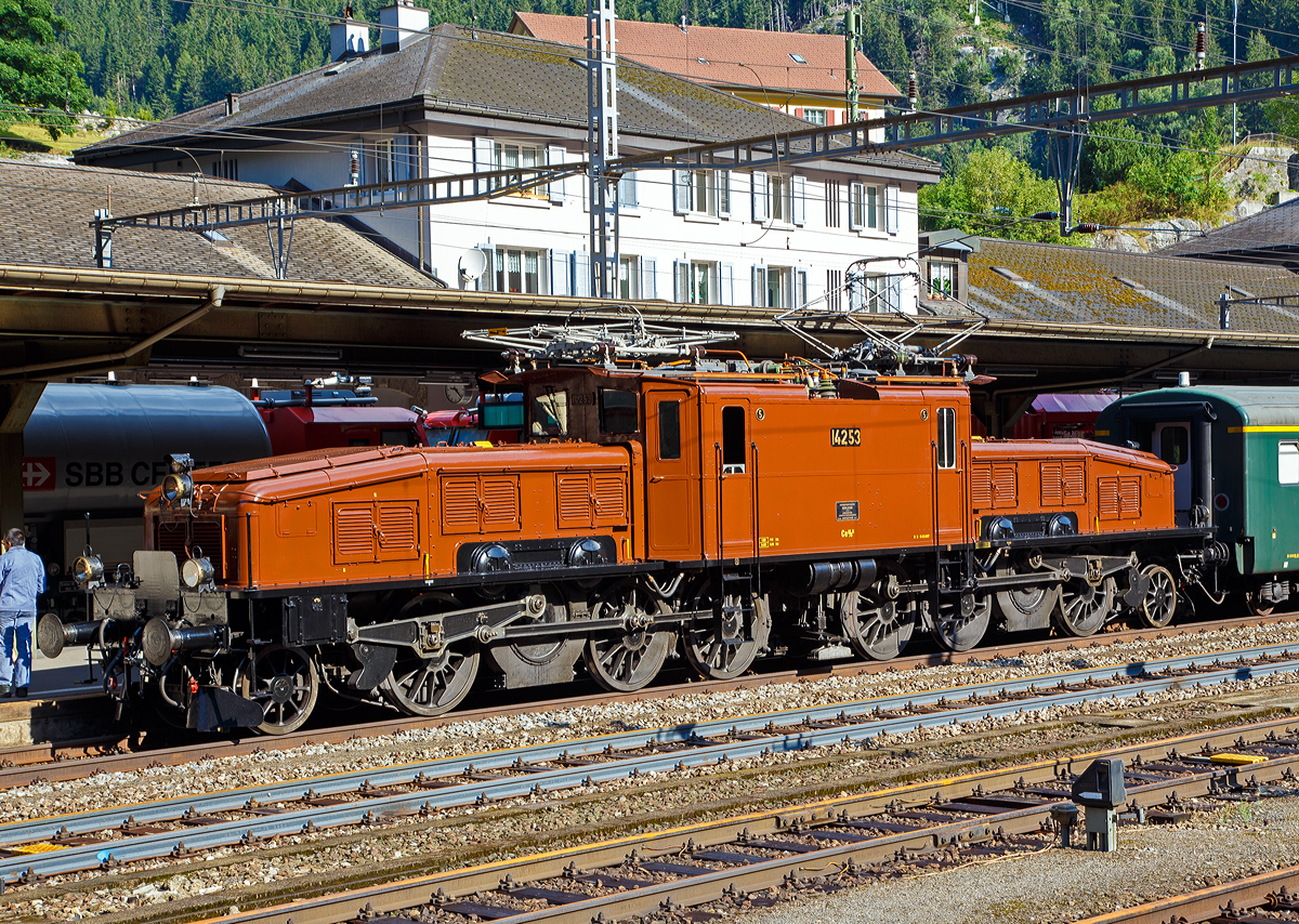 Das SBB Gotthard Krokodil Ce 6/8 II 14253 (eigentlich Be 6/8 II 13253) der SBB Historic am 02.08.2019 mit einem Sonderzug im Bahnhof Göschenen. 

Die Ce 6/8 II 14253 «Krokodil» feierte 2019 ihren hundertsten Geburtstag. Seit 100 Jahre ist legendäre Lokomotive „Krokodil“ auf den Schweizer Schienen unterwegs – mit Vorliebe am Gotthard. 

Das Krokodil wurde 1919 (mechanischer Teil) von der Schweizerische Lokomotiv- und Maschinenfabrik (SLM) in Winterthur unter der Fabriknummer 2673 gebaut, der elektrische Teil ist von Maschinenfabrik Oerlikon (MFO). 

Nach der Ablieferung im Jahre 1919 fuhr sie (wie auch die Anderen) erst die Strecke Bern–Thun–Spiez, da diese Strecke die einzige elektrifizierte der SBB war. Die Krokodile fuhren dabei unter einer Spannung von 7.500 V statt der später üblichen 15.000 V. Dies war am Anfang nötig, da die Verschmutzung der Isolatoren durch Dampflokomotiven noch keine höhere Spannung zuließ.

Mit der Elektrifizierung der Gotthardstrecke ab Oktober 1920 (Depot Erstfeld) wurden die Krokodile primär im Gotthardverkehr eingesetzt. Sie lösten dort die Dampflokomotiven C 5/6 ab, welche erst gerade drei bis sechs Jahre alt waren.

Die Krokodile waren in der ganzen Schweiz im Güterverkehr anzutreffen. So kam diese 1924 zum Depot Basel, 1926 ging sie zum Depot Zürich, wo sie 1943 umfassend zur Be 6/8 II 13253 umgebaut wurde. In diesem Zusammenhang konnte die Höchstgeschwindigkeit von 65 km/h auf 75 km/h erhöht werden, daher bekamen die Lokomotiven die Bezeichnung Be 6/8II und 13-tausender Nummern. Nach dem Umbau ging sie wieder an den Gotthard (Depot Erstfeld), wo sie bis 1976 ihren Dienst versah und gleichdrauf erfolgte die Aufarbeitung in das historische Triebfahrzeug Ce 6/8 II 14253 und ist der SBB Historic zugeordnet, als welches sie heute noch immer fährt.

TECHNISCH DATEN Ce 6/8 II:
Hersteller: 	SLM (mechanischer Teil) / MFO (elektrischer Teil)
Baujahre: 1919 bis1922
Spurweite: 1.435 mm (Normalspur)
Achsfolge: (1’C)(C1’)
Länge über Puffer:  19.400 mm (mit Stangenpuffern)
Gesamtradstand: 17.000 mm
Triebachsendurchmesser: 1.350mm
Laufraddurchmesser: 950mm
Dienstgewicht: 128 t
Getriebeübersetzung: 1:4,03
Anzahl Fahrmotoren: 4
Höchstgeschwindigkeit: 65 km/h
Stundenleistung: 1.650 kW (2.240 PS) bei 36 km/h 
Dauerleistung: 1.000 kW (1.340 PS) bei 40 km/h 

Geänderte TECHNISCH DATEN nach Umbau zur Be 6/8 II:
Länge über Puffer:  19.460 mm 
Dienstgewicht: 126 t
Höchstgeschwindigkeit: 75 km/h
Stundenleistung:  2.700 kW (3.640 PS) bei 45 km/h
Dauerleistung: 1.810 kW (2.440 PS) bei 46,5 km/h


Der mechanische Teil:

Fahrwerk
In jedem der zwei Vorbauten befinden sich drei mit Kuppelstangen gekuppelte Triebachsen und eine Laufachse in einem Bisselgestell. Die mittlere Triebachse jedes Teils besitzt eine Seitenverschiebbarkeit von 25 mm zwecks besserer Fahreigenschaften in den Kurven. Die Laufachsen können sich um 83 mm auf beide Seiten bewegen. Die Abfederung der Triebachsen erfolgt über Blattfedern auf die Rahmen der Vorbauten, wobei zum Ausgleich der Achsdrücke zwischen den Triebachsen sowie der benachbarten Laufachse Ausgleichshebel eingebaut sind.

Zugkraftübertragung
Die Übertragung der Zug- und Stoßkräfte erfolgt von den Triebachsen auf die Rahmen der Vorbauten. Von dort werden die Kräfte einerseits auf die Zughaken und Puffer weitergeleitet. Andererseits erfolgt die Übertragung der Kräfte über eine abgefederte Kurzkupplung von einem Triebgestell auf das andere. Der zentrale Kasten dient also im Gegensatz zu anderen Lokomotiven des „Krokodil“-Typs nicht der Kraftübertragung von einem zum anderen Triebgestell. Die Kurzkupplung wirkt des Weiteren auch als Querkupplung und verbessert dadurch insbesondere den Einlauf des nachlaufenden Triebgestells in Kurven.

Antrieb
Kraftübertragung durch einen Dreiecksrahmen
In jedem Rahmen der Vorbauten sind zwischen der ersten und zweiten Triebachse zwei Triebmotoren eingebaut. Jeder der zwei Motoren treibt über beidseitige, gefederte Ritzel gemeinsame Zahnräder an, die auf der ebenfalls zwischen der ersten und zweiten Triebachse gelegenen Vorgelegewelle sitzen. Von der Vorgelegewelle erfolgt die Übertragung mit einem Dreieckrahmen, die durch Kurbeln auf einer pendelnd gefederten Stütz- oder Blindwelle abgestützt wird, über ein Gleitlager auf die erste Triebachse. Von einem Anlenkpunkt an dem Dreieckrahmen wird die Antriebskraft auf die zweite und dritte Triebachse mit Kuppelstangen übertragen. Die Federung der Blindwelle wurde ab 1945 demontiert, da sich die auftretenden Horizontalkräfte als gering erwiesen.

Lokomotivkasten
Der Lokomotivkasten ist dreiteilig ausgeführt. Die äußeren beiden Teile (Vorbauten) sind fest mit den Triebgestellen verbunden. Der eigentliche Kasten in der Mitte ist mittels kugelförmigen Drehpfannen auf Drehzapfen in den Triebgestellen abgestützt. Die eine Drehpfanne ist nicht verschiebbar, die andere besitzt eine Längsverschiebbarkeit, damit keine Zug- und Druckkräfte über den zentralen Kasten übertragen werden. Des Weiteren sind beidseits der Drehpfannen gefederte Druckstützen angeordnet.

Druckluftbremse
Die Lokomotiven besitzen eine Westinghouse-Druckluft-Doppelbremse. Diese wirkt, wie auch die Handbremse, auf die zwei Bremsklötze jeder Treibachse. Die Laufachsen sind nicht gebremst. Zwischen 1959 und 1963 wurden Stopex-Bremsgestängesteller eingebaut. Pro Triebgestell sind vier Sandkästen vorhanden.

Der elektrische Teil
Die Ce 6/8 II waren mechanisch mehr oder weniger gleich. Elektrisch bestanden aber erhebliche Unterschiede.

Die Transformatoren der Lokomotiven 14251–14273 waren bei Ablieferung für den Betrieb mit 7.500 V Fahrleitungsspannung anstatt 15.000 V umschaltbar. Dies war notwendig, da die Gotthardbahn am Anfang noch mit der halben elektrischen Spannung betrieben wurde. Da gleichzeitig immer noch starker Dampfbetrieb vorhanden war, befürchtete man Überschläge an den verrußten Isolatoren.

Elektrische Nutzbremse
Die Ce 6/8II besaßen eine elektrische Nutzbremse (Rekuperationsbremse), welche beim Bremsen die elektrische Energie der als Generatoren wirkenden Fahrmotoren in die Fahrleitung zurückspeist. Zur Einleitung der elektrischen Bremsung musste zuerst der Stufenschalter bis auf Null ablaufen. Danach konnte der Wendeschalter von „Fahren“ auf „Bremsen“ umgelegt werden. Dann konnte der Stufenschalter wieder aufgeschaltet werden
