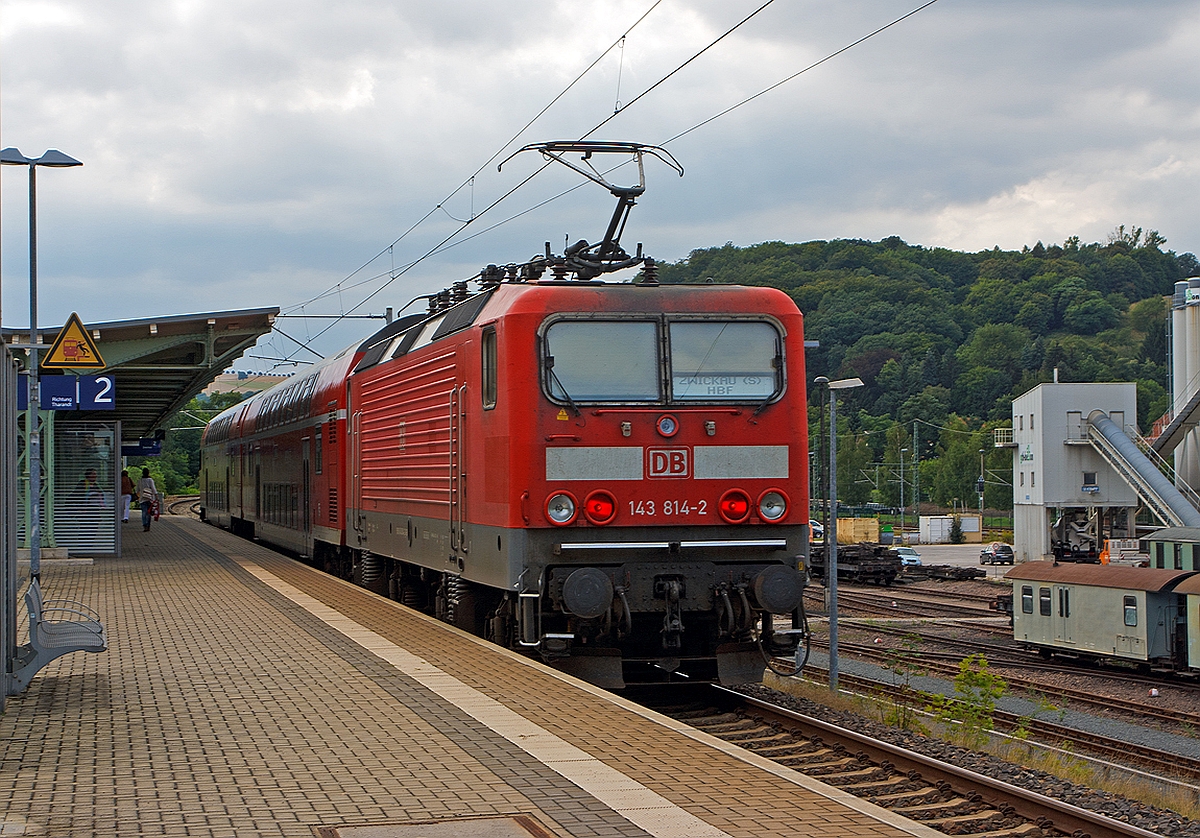 
DB 143 814-2 (ex DR 243 814-1) mit der RB 30 (Dresden Hbf - Chemnitz Hbf - Zwickau Hbf ) am 26.08.2013 beim Halt im Bahnhof Freital-Hainsberg  (Sachsen). 

Unten ist der Schmalspurbahnhof der Weißeritztalbahn.

Die Lok wurde 1988 bei LEW (VEB Lokomotivbau Elektrotechnische Werke Hans Beimler Hennigsdorf) unter der Fabriknummer 20264 gebaut und als DR 243 814-1 an die Deutsche Reichsbahn geliefert, 1992 erfolgte die Umzeichnung in DR 143 814-1 und zum 01.01.1994 in DB 143 814-1. 
 
Die Lok trägt seit 2007 die NVR-Nummer 91 80 6143 814-2 D-DB und die EBA-Nummer EBA 01C17A 814.
