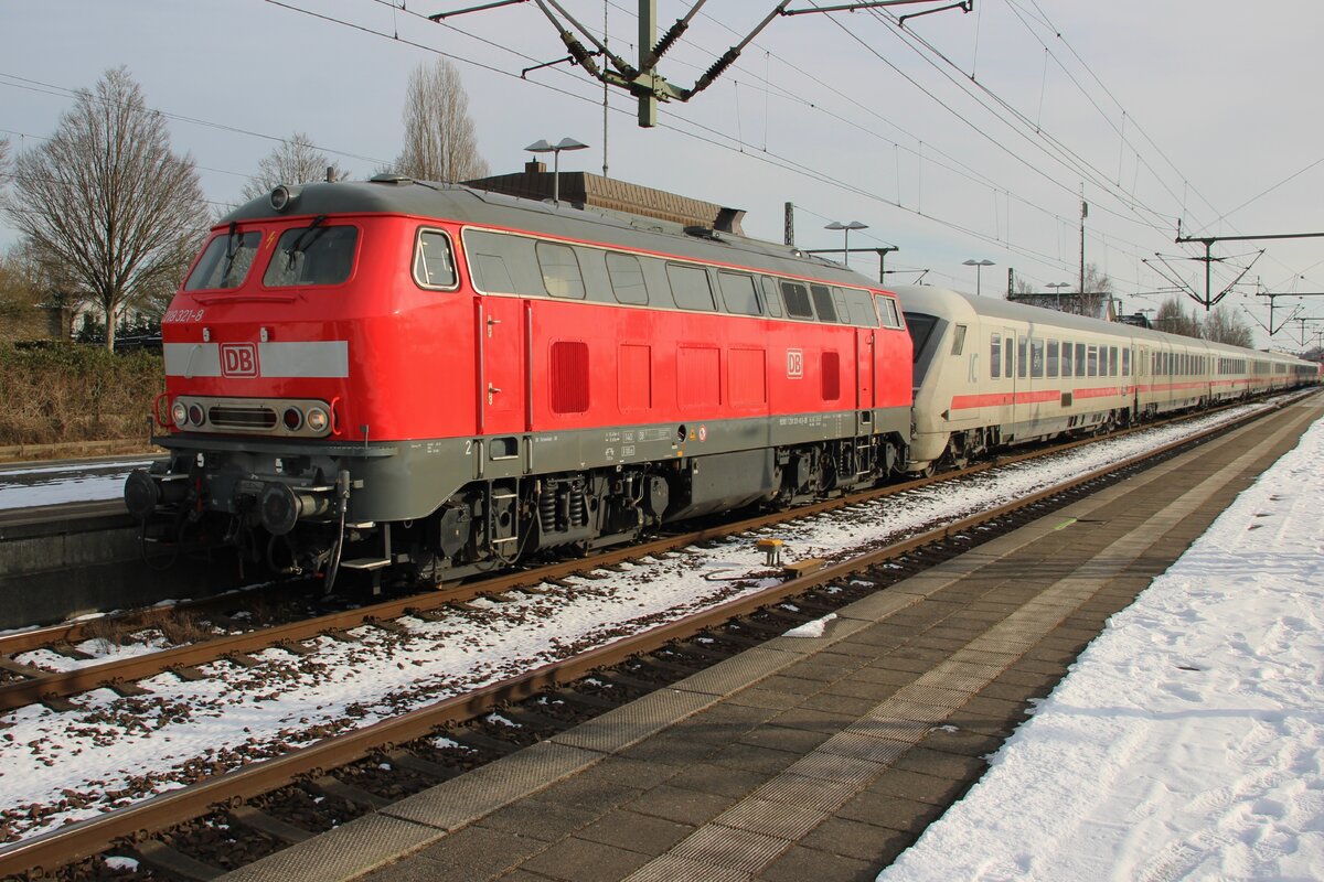 DB 218 321 hat sich vor der IC nach Westerland (Sylt)  gesetzt in Itzehoe, 15 Februar 2026. Ab 1 Mai 2026 sollen die Einsätze von 218er vor IC-Züge auf die Marschbahn vorbei sein.