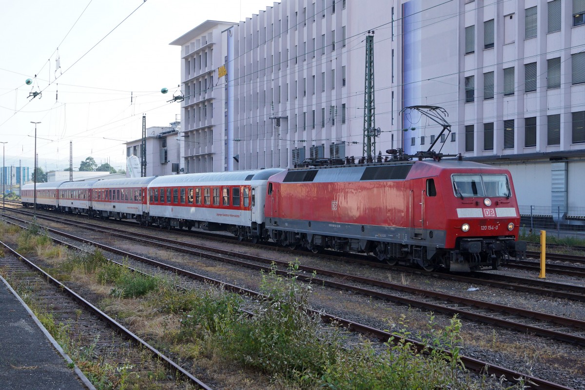 DB: Am 12. Juni 2015 brachte die 120 154-0 den Autozug von Hamburg nach Lörrach. Die BR 120 mit den Wagen des Autozuges am Hacken beim Verlassen des Güterbahnhofs Lörrach in Richtung Basel Badischer Bahnhof, wo die Wagen gereinigt werden.
Foto: Walter Ruetsch