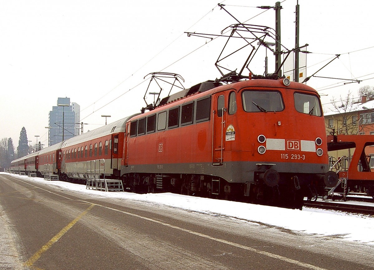 DB-Autozug: Die 115 293-2 wartete am 6. Dezember 2007 mit einem Autozug beim G�terbahnhof L�rrach auf den n�chsten Einsatz.
Foto: Walter Ruetsch