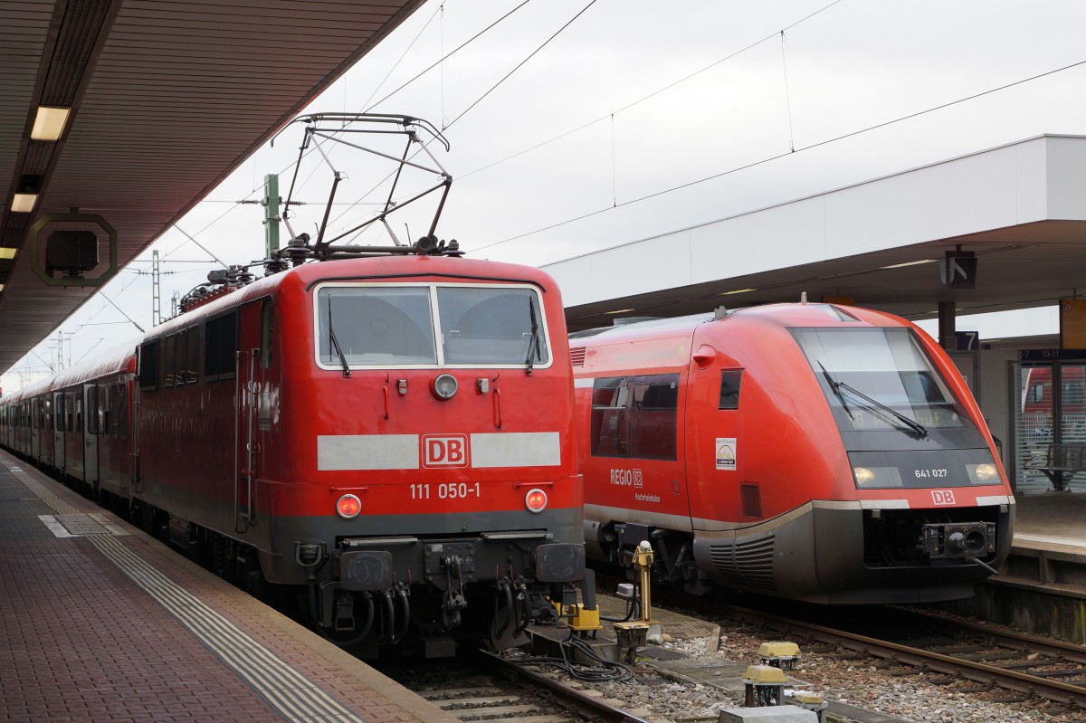 DB: Basel Badischer Bahnhof mit wartenden Zügen nach Offenburg (111 050-1) und Waldshut (641 027) am 29. Januar 2016. 
Foto: Walter Ruetsch