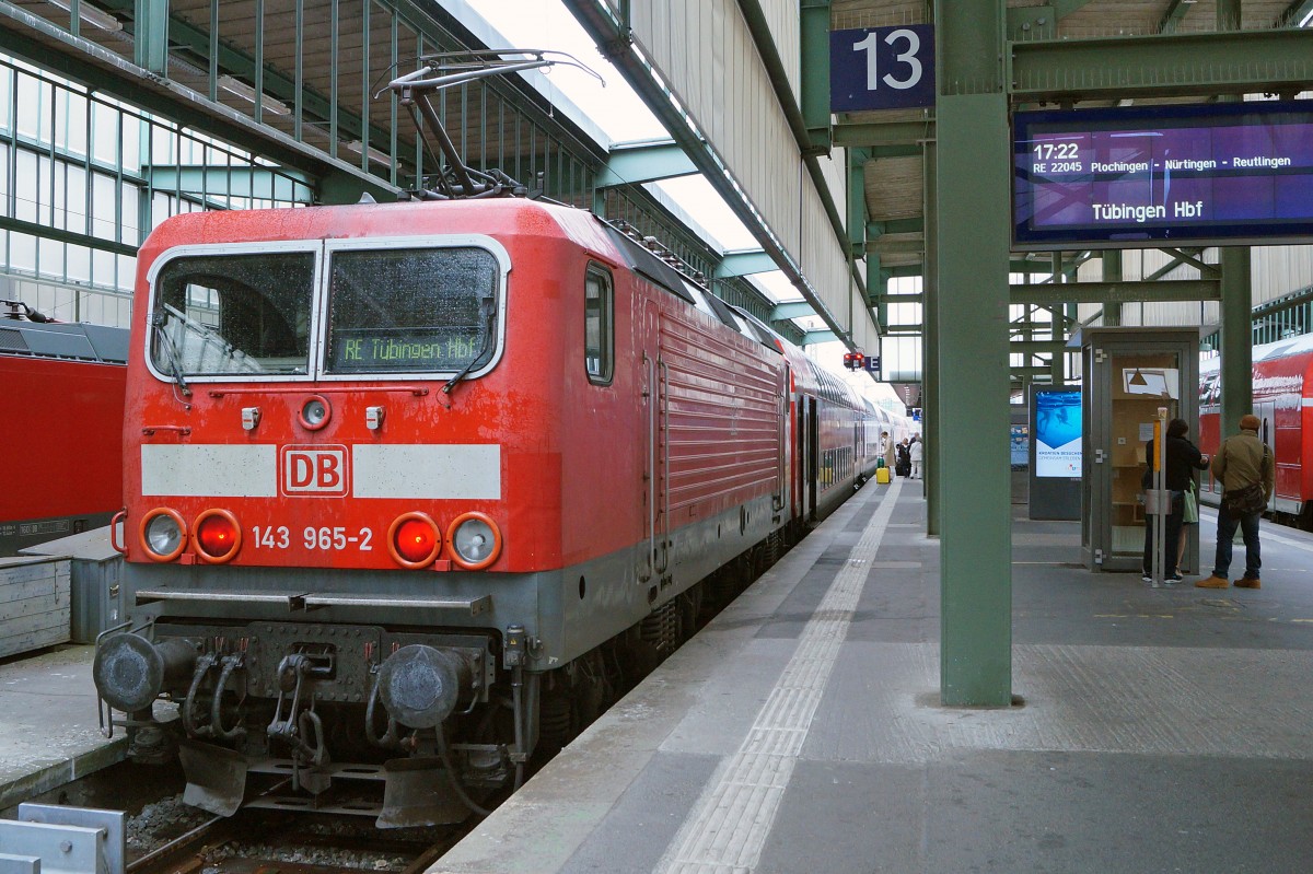 DB BR 143: Am 25. April 2015 wurde der aus Doppelstockwagen bestehende RE 22045 Stuttgart Hbf - T�bingen Hbf mit der DB 143 965-2 gef�hrt.
Foto: Walter Ruetsch