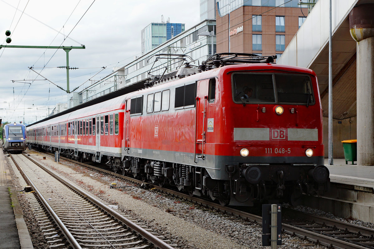 DB: Die 111 048-5 mit ihrem N-Wagen-Zug von Offenburg nach Basel Badischer Bahnhof bei einem Zwischenhalt in Freiburg im Breisgau am 21.Juni 2016.
Foto: Walter Ruetsch