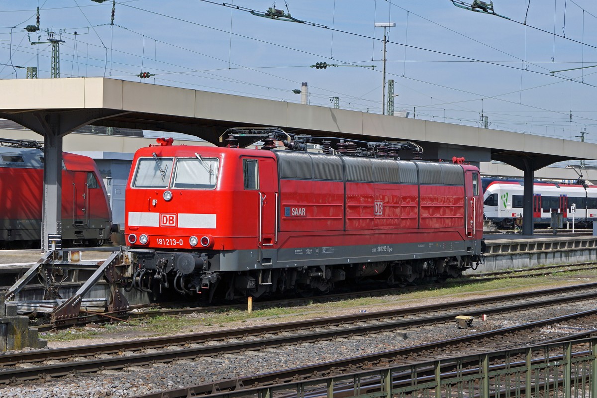 DB: Die DB 181 213-0 SAAR wartet am 10. April 2015 als seltener Gast auf dem Badischen Bahnhof Basel auf ihren nächsten Einsatz.
Foto: Walter Ruetsch