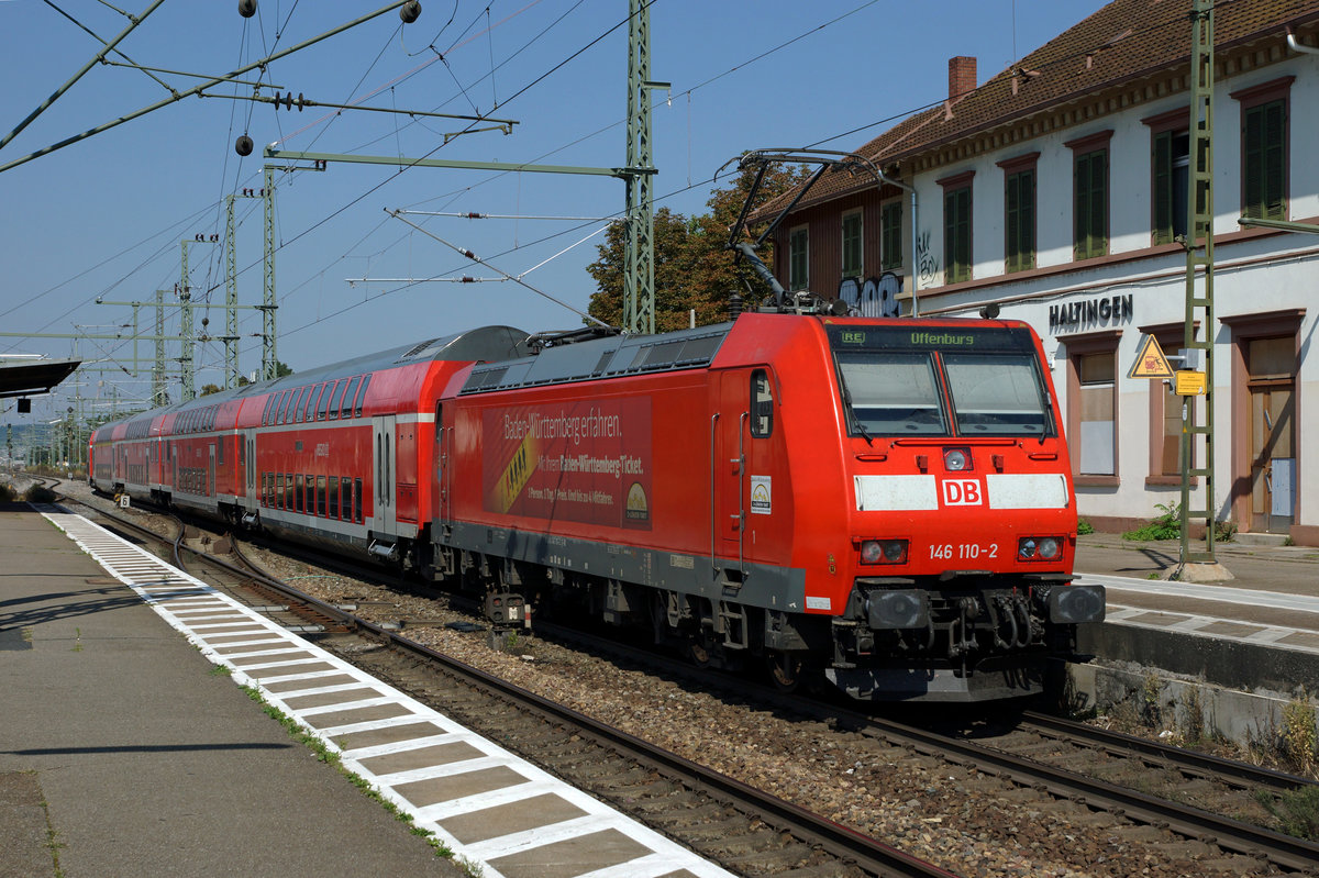 DB: Durch den Ausbau des Bahnhofs Haltingen auf vier Geleise bleibt kein Stein mehr auf dem andern. Das historische Bahnhofsgebäude, der alte Güterschuppen, die Brücken sowie die Dikrektverbindung zum Güterbahnhof fallen dem Umbau zum Opfer. Diverse Änderungen gibt es in Zukunft auch bei den Rollmaterialeinsätzen. Die Züge Basel-HB - Hamburg mit BR 101 und moderisierten Bpm 51-Wagen fallen weg und auch die  fotogenen N-Wagen-Züge  mit BR 111 sollen durch modernere Kompositionen ersetzt werden. Eventuell fahren auch schon bald die neuen ICE IV anstelle von den alten ICE I in die Schweiz. Die Bildserie vom 9. September 2016 dokumentiert noch einmal den Ist-Zustand, bevor die Bagger auffahren werden.
Foto: Walter Ruetsch  
