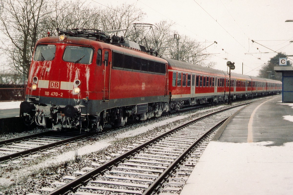 DB: N-Wagenpendelzug auf der Fahrt nach Konstanz mit der 110 470-2 bei einem Zwischenhalt in Radolfzell im Februar 2004.
Foto: Walter Ruetsch 