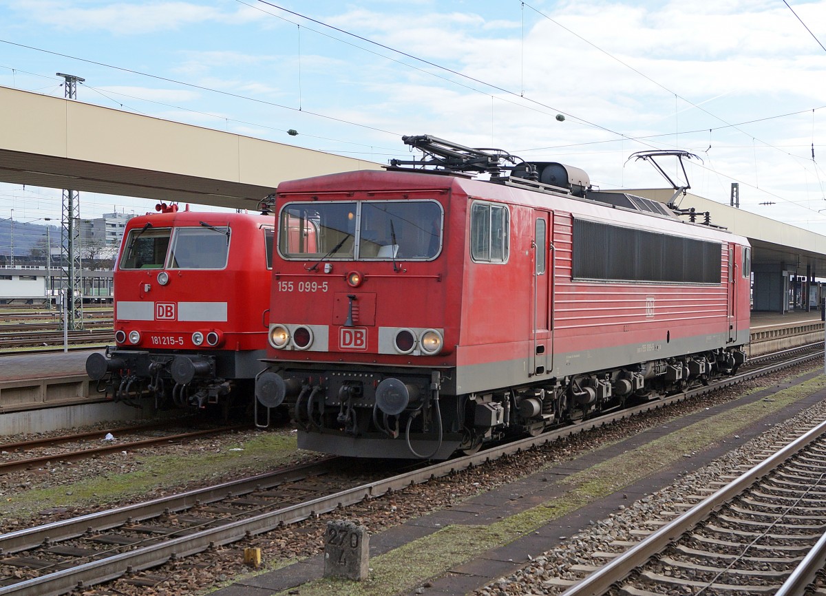 DB: Seltene Begegnung zwischen zwei Baureihen die eher selten in Basel Badischer Bahnhof beobatet werden k�nnen. Das Zusammentreffen von 181 215-5 und 155 099-5 wurde am 8. Januar 2015 im Bilde festgehalten.
Foto: Walter Ruetsch
