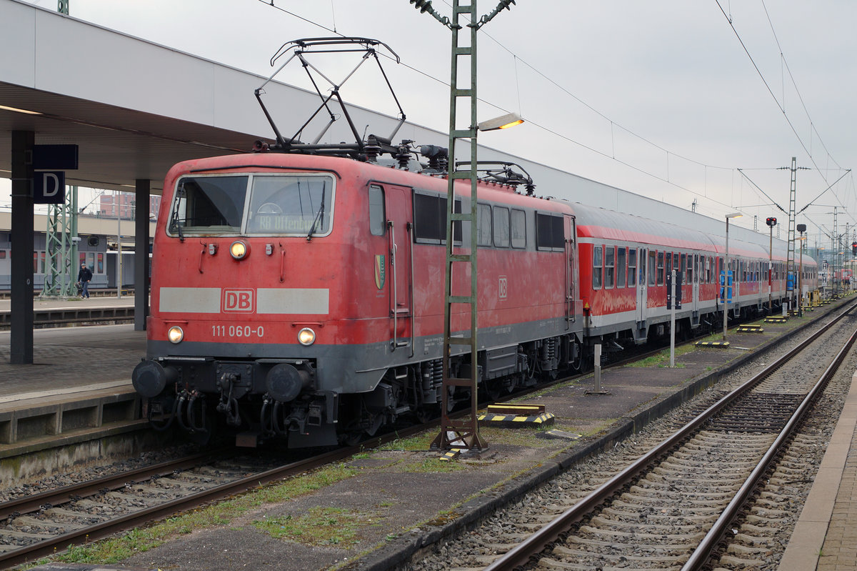 DB: Trotz schlechtem Fotostandort wurde am 1. April 2016 die 11 060-0 kurz vor der Abfahrt nach Offenburg fotografiert, weil sie mit dem Wappen  100 JAHRE GUNDELFINGE  geschm�ckt ist.
Foto: Walter Ruetsch