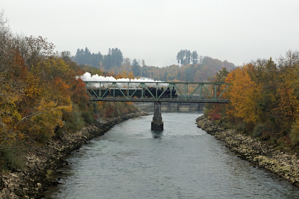 DBB: Die DBB Eb 3/5 5810  HABERSACK , ehemals SBB mit ehemaligen BLS-Wagen auf der Sonderfahrt in die Westscheiz. Die Aufnahme ist am 26. Oktober 2015 in Lyss entstanden.
Foto: Walter Ruetsch