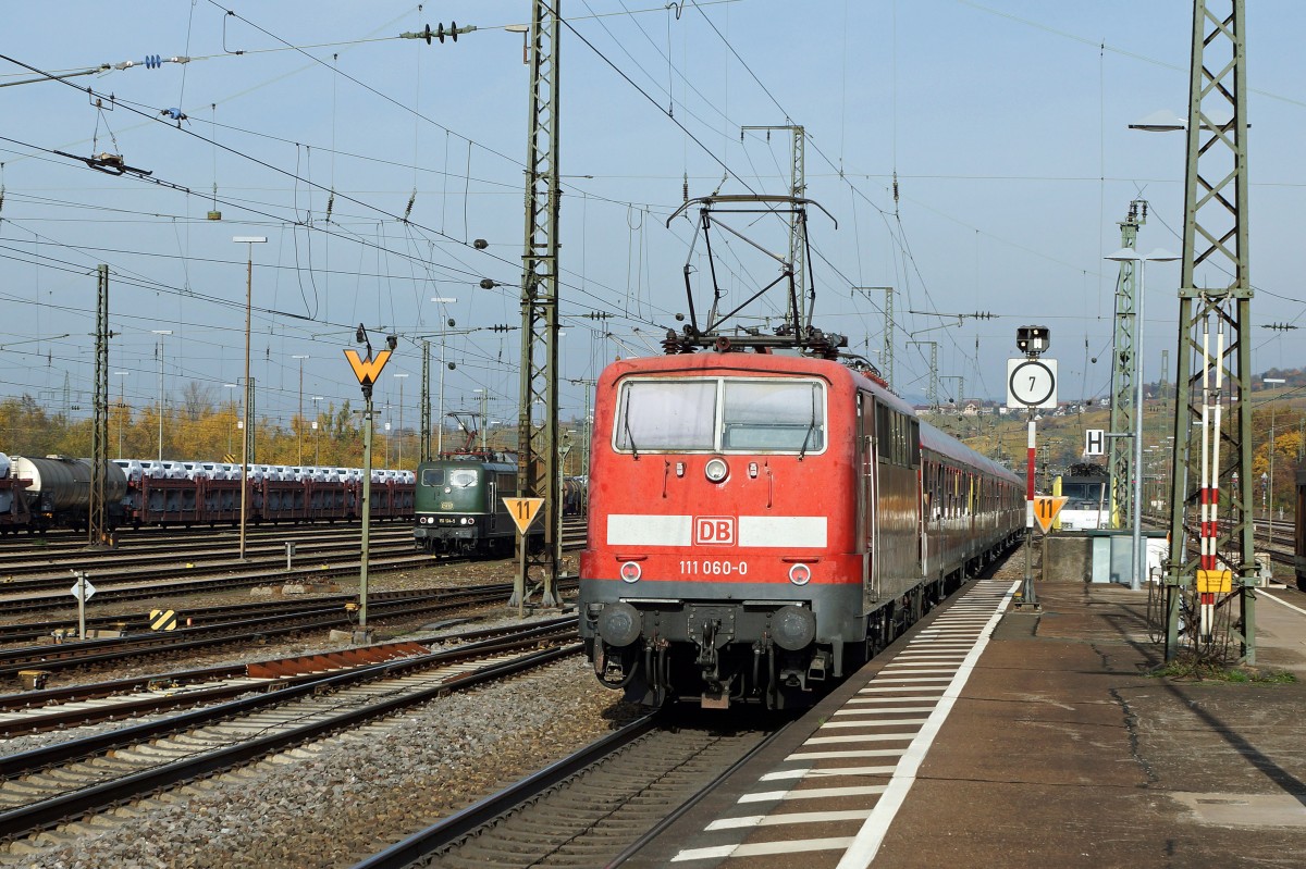 DB/SRI: Die 111 060-0 mit Scherenstromabnehmer schob am 30. Oktober 2015 den RB mit den alten Wagen von Basel Badischer Bahnhof nach Offenburg. Anlässich der Begegnung in Weil am Rhein mit der SRI 151 124-5 mit Einholmstromabnehmer kam es für kurze Zeit zu einem nicht gestellten Oldtimertreffen im Normalbetrieb.
Foto: Walter Ruetsch