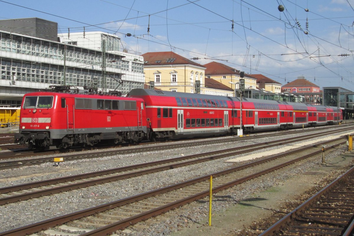 DE 111 217 verlässt Regensburg Hbf am 15 September 2015.