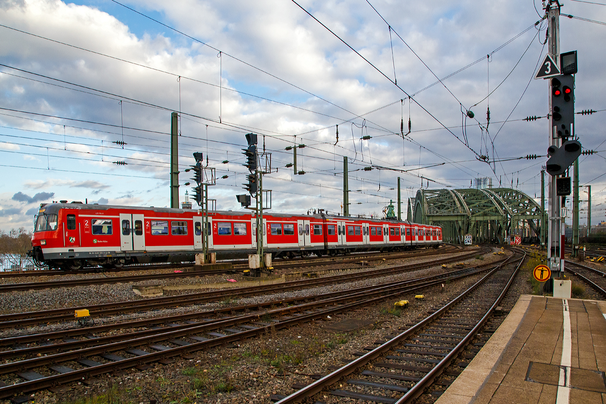 
Dem starken Adventverkehr sei Dank, so durfte auch dieser ET 420 wieder fahren...
Der ET 420 (bestehend aus 420 926-8 / 421 426 -8 / 420 426-9) der S-Bahn Köln hat am 22.12.2018 gerade die Hohenzollernbrücke verlassen und fährt in den Hbf Köln ein. 

Diese dreiteilige Elektrotriebzug-Garnitur aus der 7. Bauserie wurde 1992 von der Düsseldorfer Waggonfabrik AG (DUEWAG) unter den Fabriknummern 90296, 90302 und 90308 gebaut.

Die Entwicklung dieser dreiteiligen Elektrotriebzüge beruht auf Olympischen Spiele 1972 in München, da die Deutsche Bundesbahn dafür dringet neue S-Bahn-Triebzüge benötigte.
Angelehnt an die S-Bahn-Triebwagen von Hamburg und Berlin, sowie aus Erfahrungen mit den vorhandenen Wechselstrom-Triebwagen ET 27 und ET 30 (alte BR 427 und 430), entstand 1969 die ET BR 420/421. Bei diesen Fahrzeugen ist jeder Radsatz angetrieben. Die ET‘s bewährten sich ausgezeichnet und es wurden bis 1997 insgesamt 497 Stück dieser Baureihe gebaut. Die Endtriebwagen wurden als BR 420, der Mitteltriebwagen als BR 421 eingereiht.

TECHNISCHE DATEN:
Spurweite: 1.435 mm
Achsformel: Bo’Bo’+Bo’Bo’+Bo’Bo’
Länge über Kupplung: 67.400 mm (Endtriebwagens ET420 je 23,3 m und der Mitteltriebwagens ET421 ist 20,8 m lang)
Drehzapfenabstand: 16.500 mm (Endwagen) / 14.000 mm (Mittelwagen)
Achsstand im Drehgestell: 2.500 mm
Treibraddurchmesser:  850 mm (neu) / 780 mm (abgenutzt)
Eigengewicht: 129 t
Dauerleistung: 2.400 kW(3.250 PS)
Höchstgeschwindigkeit: 120 km/h
Anfahrbeschleunigung: max. 1,0 m/s², im Betrieb 0,9 m/s²
Anzahl der Fahrmotoren: 12
Motorentyp: Tatzlager
Kupplungstyp:  Scharfenberg Typ 10
Fußbodenhöhe: 1.030 mm
