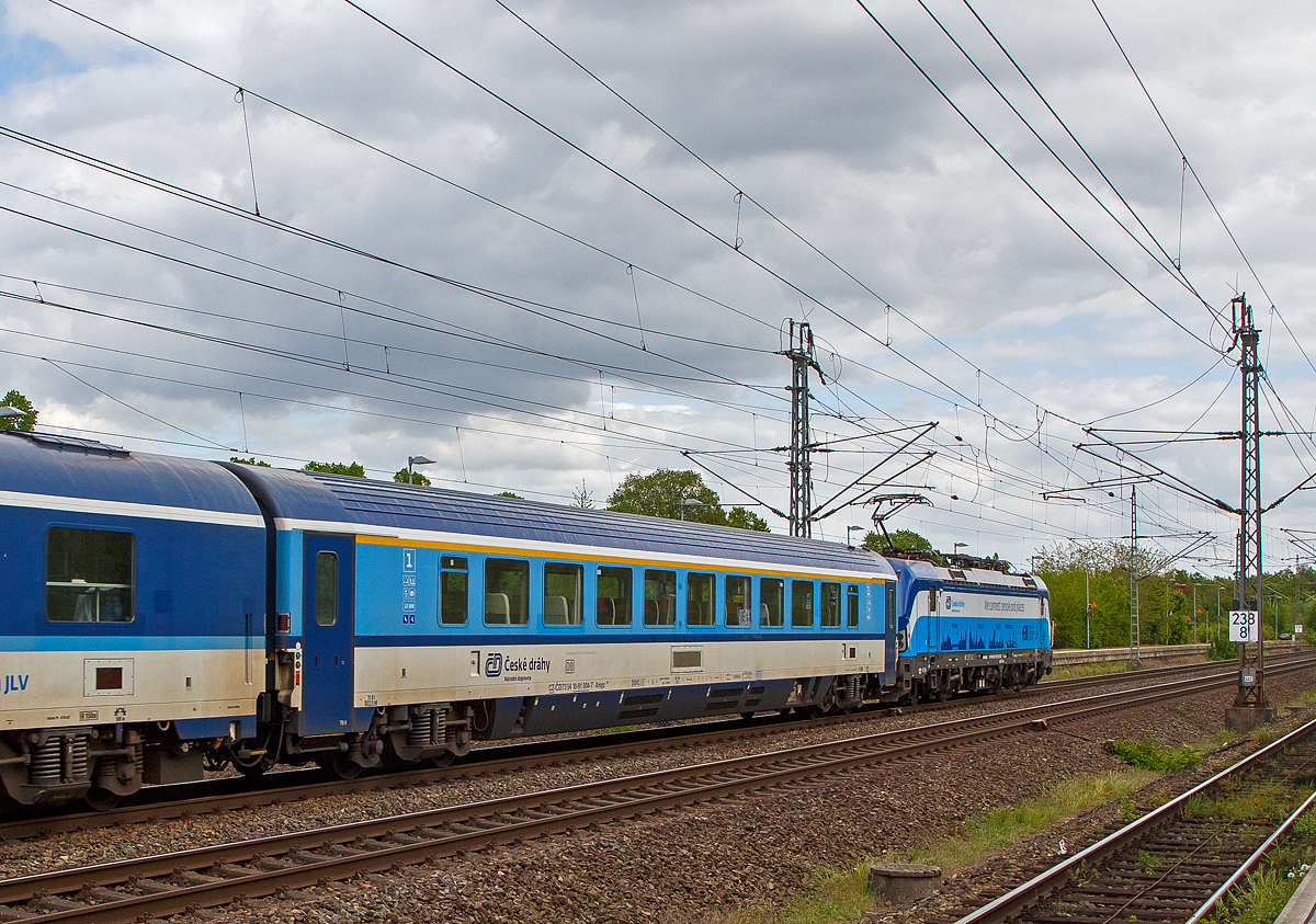 Der 1. Klasse Gro�raum IC Reisezugwagen (Eurofima-Wagen) der ČD - Česk� dr�hy (Tschechische Bahnen), CZ- ČD 73 54 10-91 004-7 der Gattung Ampz 146 am 14.05.2022 im Zugverband bei einer Durchfahrt im Bahnhof B�chen in Richtung Osten.

TECHNISCHE DATEN:
L�nge �ber Puffer: 26.400 mm
Drehzapfenabstand: 19.000 mm
Leergewicht: 40,4 t
H�chstgeschwindigkeit: 200 km/h
Sitzpl�tze: 58
Toiletten: 2, geschlossenes System
