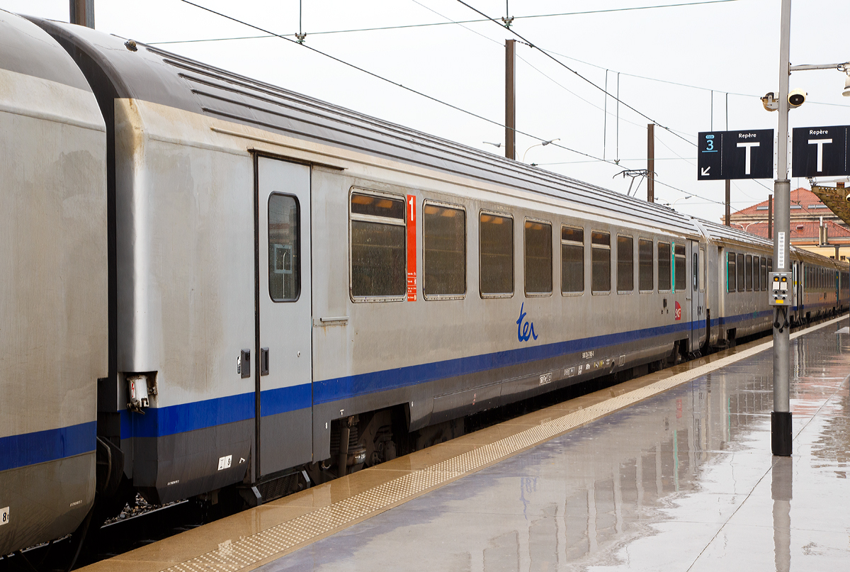 
Der 1./2. Klasse Reisezugwagen (ex Corail Wagen) der SNCF TER der Gattung A5B5tu, UIC-Wagennummer F-SNCF 50 87 30-77 085-8, am 25.03.2015 im Bahnhof Marseille St-Charles. Diese Wagen sind für eine Höchstgeschwindigkeit von 160 km/h zugelassen.

TECHNISCHE DATEN:
Spurweite: 1.435 mm
Anzahl der Achsen: 4 (in zwei Drehgestelle)
Länge über Puffer: 26.400 mm
Drehzapfenabstand : 18.300 mm
Achsabstand im Drehgestell: 2.560 mm
Eigengewicht: 43,0 t
Zul. Höchstgeschwindigkeit: 160 km/h 
Sitzplätze: 28 in der 1.Klasse und 44 in der 2. Klasse

