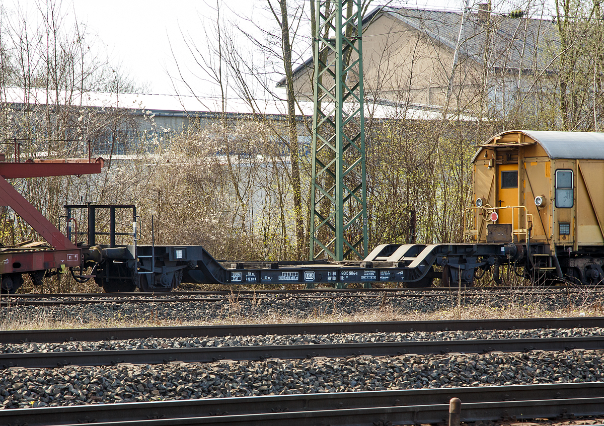 
Der 2-achsige Sonderwagen mit Tiefladebühne (Tiefladewagen mit 2 Radsätzen) DB 21 80 9905 904-8 RIV, der Gattung Uik 630, ex DR St Augburg, ex DB St 37, ex DB St 101, am 25.03.2017 beim DB Museum Koblenz-Lützel (der Wagen steht im Abstellbereich neben dem Museum).

Bei diesem Wagen handelt es sich um einen Sonderwagen der Gattung U mit zwei Achsen, einer Tiefladebühne und einer Lastgrenze unter 20t. Der Wagen wurde 1944 von der Rigaer Waggonfabrik gebaut.

TECHNISCHE DATEN:
Gattung/ Bezeichnungen: 
1944-1953: DR St Augburg
1953-1964: DB St 37
1964-1981: DB St 101
1981- : DB Uik 630
Spurweite: 1.435 mm
Länge über Puffer : 12.300 mm
Wagenlänge (Ladefläche über Tiefladebühne): 11.000 mm
Ladefläche in der Tiefladebühne: 5.500 mm
Achsabstand: 9.000 mm
Laufraddurchmesser: 940 mm
Höchstgeschwindigkeit: 90 km/h 
Eigengewicht: 13.310 kg
Nutzlast: 16,0 t

