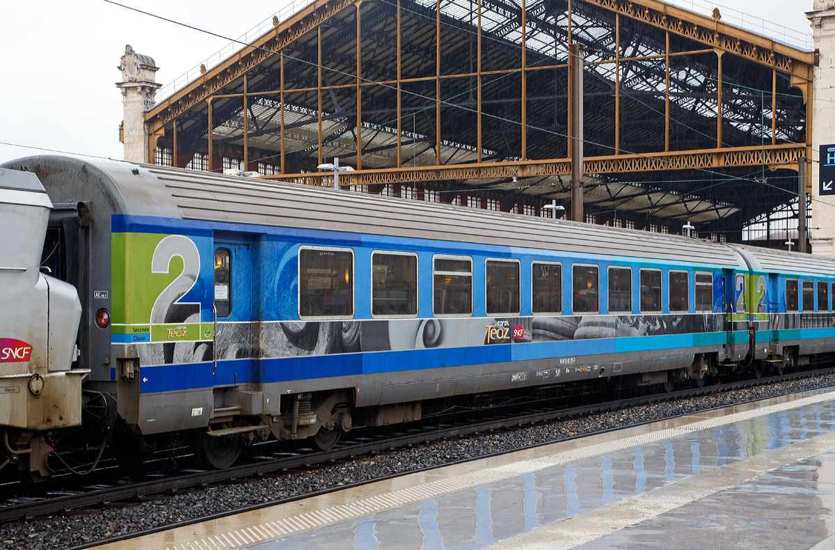 
Der 2. Klasse Corail Téoz Wagen bzw. IC-Wagen (seit 2012 bezeichnet SNCF Corail Téoz als Intercity) der Gattung B7tu, UIC-Wagennummer F-SNCF 50 87 27-97 171-7, der SNCF am 25.03.2015 im Bahnhof Marseille St-Charles. Diese Wagen sind für eine Höchstgeschwindigkeit von 200 km/h zugelassen.

TECHNISCHE DATEN:
Spurweite: 1.435 mm
Anzahl der Achsen: 4 (in zwei Drehgestelle)
Länge über Puffer: 26.400 mm
Drehzapfenabstand : 18.300 mm
Achsabstand im Drehgestell: 2.560 mm
Eigengewicht: 42,0 t
Zul. Höchstgeschwindigkeit: 200 km/h 
Sitzplätze: 56
