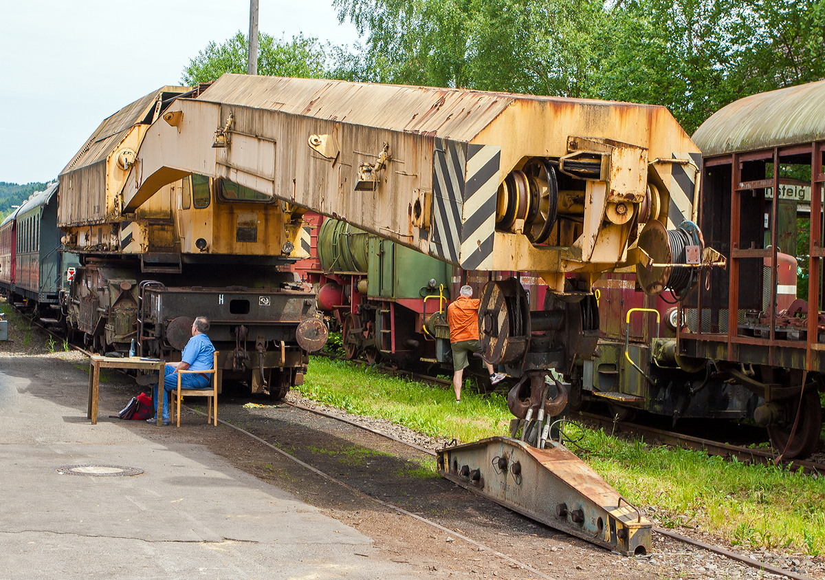 Der 30t KIROW-Eisenbahndrehkran EDK 300 W, ex DR 30-50 -979 2006 - 3 der Bahnmeisterei Guben (bis 1991)  am 07.06.2014 im Eisenbahnmuseum Dieringhausen.

Der Eisenbahndrehkran EDK 300 wurde 1967 vom VEB Schwermaschinenbau S.M. Kirow Leipzig (Teil des VVB TAKRAF) unter der Fabriknummer 131 gebaut. Im Jahr 2016 ist der umgestürzt und wurde verschrottet.

TECHNISCHE DATEN:
Tragkraft abgestützt: 30 t
Tragkraft freistehend: 30 t
Eigengewicht: 103.400 kg
Länge über Puffer: 10.850 mm
Achsanzahl: 6 (in zwei Drehgestellen)
Drehzapfenabstand: 4.800 mm
Dieselmotor: IFA 6VD 14,5/12-1 SRL
Strom-Generator Type:  Fimag DCB S 63-4 BJ 1963
Antriebsart: dieselelektrisch
Fahrgeschwindigkeit im Zugverband: 80km/h
Fahrgeschwindigkeit mit Eigenantrieb: unbek.
Achslast: 20,2 t 
Streckenlast (Meterlast): 9,5 t
Bremse: KE-GP
