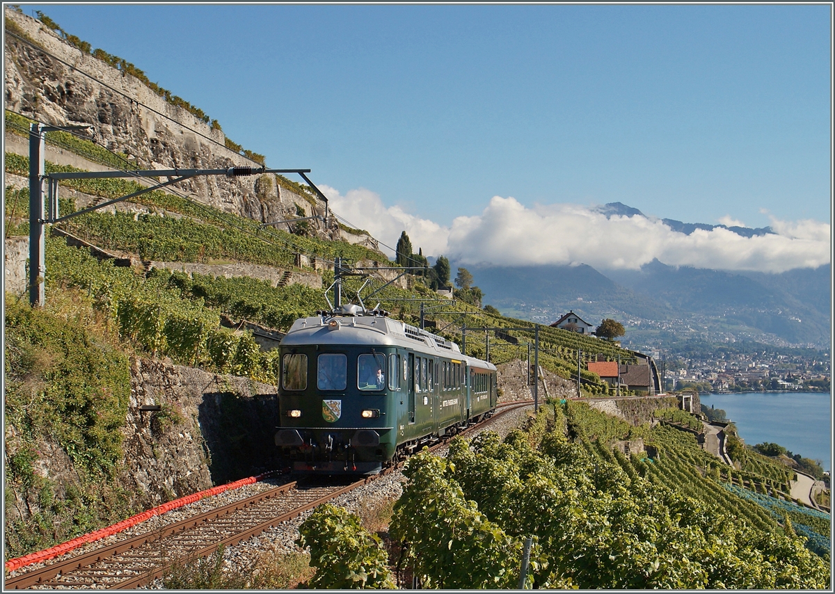 Der 50 J�hrige ABDe 4/4 12 der MThB (bzw. des Vereins Historische MThB) mit seinem Bt 205 auf seiner Jubil�ums Herbstfahrt vom Thurgau �bers Emmental und den L�tschberg nach Brig und dann der Rohne entlang bis in die Rebberge des Lavaux; hier kurz vor Chexbres auf der R�ckfahrt in den Thurgau am 4. Oktober 2015. Herzlichen Dank an Herrn R. Signer f�r die Info zur Fahrt.
