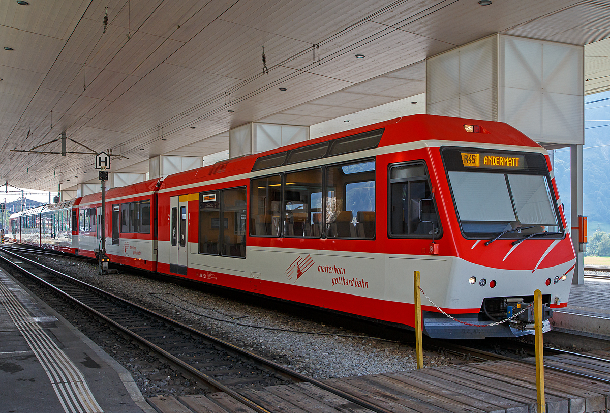 Der „KOMET“ MGB ABDeh 4/8 2025 ein Stadler Niederflur-Panoramatriebzug mit Zahnrad- und Adh�sionsantrieb steht am 07.09.2021, mit vorangestellten Niederflur-Gelenksteuerwagen ABt 2131als Regionalzug (R 45) im Bahnhof Disentis/Must�r zur Abfahrt nach Andermatt bereit. 

Diese Triebz�ge, wie auch der ABDeh 4/10 un  der BDSeh 4/8 sind von Stadler gebaute elektrische Schmalspur-Niederflur-Panoramatriebz�ge, das K�rzel steht f�r „KOmfortabler MEterspur-Triebzug“.  Auch die Niederflurgelenksteuerwagen wurden 2015 in einer Serie von 4 St�ck (ABt 2131 bis 2134) von Stadler f�r die MGB f�r den Einsatz der Komet-Triebz�ge gebaut.Ihre Bauweise entspricht so weit wie m�glich auch derjenigen der Triebz�ge. Sie bestehen aus zwei Wagenk�sten. Der mit F�hrerstand weist nur die 1. Wagenklasse und ein Drehgestell auf,  er st�tzt sich auf den zweiten Wagenkasten mit 2. Wagenklasse, WC und zwei Drehgestellen ab.

Der ABDeh 4/8 ist ein dreiteiliger Triebzug mit 1. und 2. Klasseabteil. Sie sind auf dem ganzen Stammnetz der MGBahn unterwegs sind. Der dreiteilige Komet hat auch die Zulassung f�r gr��ere Steigungen (Maximalsteigung 179 Promille) aufweisende Sch�llenenbahn (Andermatt–G�schenen). Die vierteiligen Kometen (ABDeh 4/10) haben diese Zulassung nicht.

Jeder Triebzug besteht aus einem hochflurigen, einstiegslosen, vierachsigen (angetriebenen) Triebwagen, davor und dahinter jeweil ein antriebsloses Element mit Niederflureinstiegen aufgesattelt sind.Der Triebwagen verf�gt �ber zwei zweiachsige Drehgestelle mit je einem Fahrmotor pro Achse. Der Antrieb erfolgt im reinen Adh�sionsbetrieb �ber die acht R�der der Triebdrehgestelle und im Zahnradbetrieb zus�tzlich �ber vier Zahnr�der f�r die bei der MGB verwendete Zahnstangen Systems Abt. Die aufgesattelten Elemente besitzen jeweils nur ein Lauf-/Bremsdrehgestell am �u�eren Wagenende und st�tzen sich am anderen Ende auf den Mittelwagen/Triebwagen ab. Alle Drehgestelle sind luftgefedert. Die hochflurigen Bereiche des Triebzuges verf�gen �ber Panoramafenster. 

Dank einer automatischen Mittelpufferkupplung vom Typ FK (Schwab FK-9-6) k�nnen die Triebz�ge in Mehrfachtraktion der unterschiedlichen KOMETen und den passenden Steuerwagen (Niederflur-Gelenksteuerwagen ABt 2131–34 und Gep�ck-Steuerwagen BDkt 2231–33) fahren, was eine Anpassung an die Kapazit�tsbed�rfnisse erm�glicht.



TECHNISCHE DATEN des ABDeh 4/8:
Anzahl Fahrzeuge: 8 St�ck (Nummer 2021-2028)
Spurweite:  1.000 mm
Achsanordnung: 2‘Bo‘Bo‘2‘
L�nge �ber Kupplung: 56.664 mm
Fahrzeugbreite:  2.650 mm
Fahrzeugh�he: 3.950 mm
Dienstgewicht, tara: 77,0 t
Achsabstand im Triebdrehgestell: 2.540 mm
Achsabstand im Lauf-/Bremsdrehgestell: 1.800 mm
Triebraddurchmesser (neu): 796 mm
Laufraddurchmesser (neu): 685 mm
Teilkreis-Durchmesser Zahnrad: 688 mm
Fu�bodenh�he Niederflurbereiche: 415 mm
Fu�bodenh�he Hochflurbereiche: 950 mm bzw. 1100 mm
Einstiegbreite: 1.600 mm
Sitzpl�tze: 1. Klasse 30 / 2. Klasse 114 
Dauerleistung am Rad: 1.000 kW
Max Leistung am Rad: 1.300 kW
Anfahrzugskraft: 200 kN
Stundenzugkraft: 150 kN
H�chstgeschwindigkeit:  80 km/h (Adh�sion) / 40 km/h (Zahnrad)
Zahnradsystem:  Abt (2 Lamellen)
Anzahl Antriebszahnr�der: 4
Speisespannung: 11 kV, 16.7 Hz

TECHNISCHE DATEN des ABt (Steuerwagen):
Anzahl Fahrzeuge: 4 St�ck (ABt 2131 bis 2134)
Baujahr: 2015
Spurweite:  1.000 mm
Achsanordnung: 2‘+2‘2‘
L�nge �ber Kupplung: 
Leergewicht: 35,5 t
Dienstgewicht (max.): 43,2 t
Sitzpl�tze: 82 (ges. 1. und 2)
Stehpl�tze: 20

Quellen: Stadler Rail, Wikipedia und eigene Sichtung