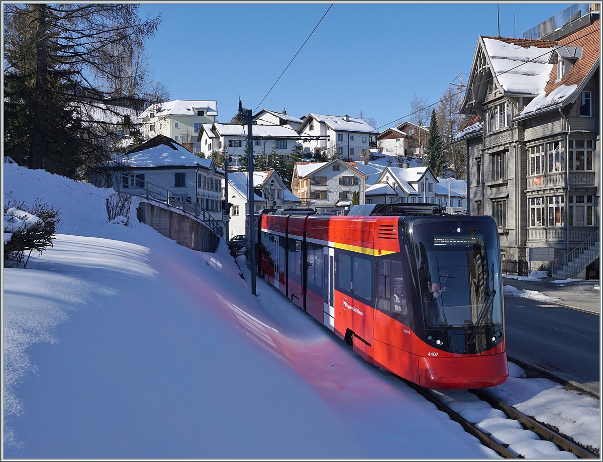 Der AB  Tango  ABe 4/6 4107 und Be 4/6 4007 erreichen Trogen. Obwohl der Zug als Einheit erscheint und oft als ABe 8/12 bezeichnet wird, sind die beiden Hälften gesondert angeschrieben. 

24. März 2021