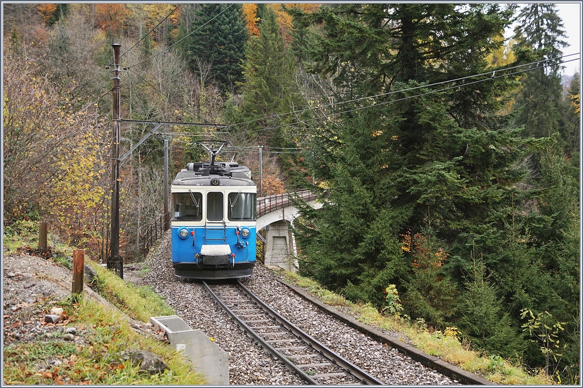 Der ABDe 8/8 4001 SUISSE zwischen Sendy Sollard und Les Avants.
11. Nov. 2017